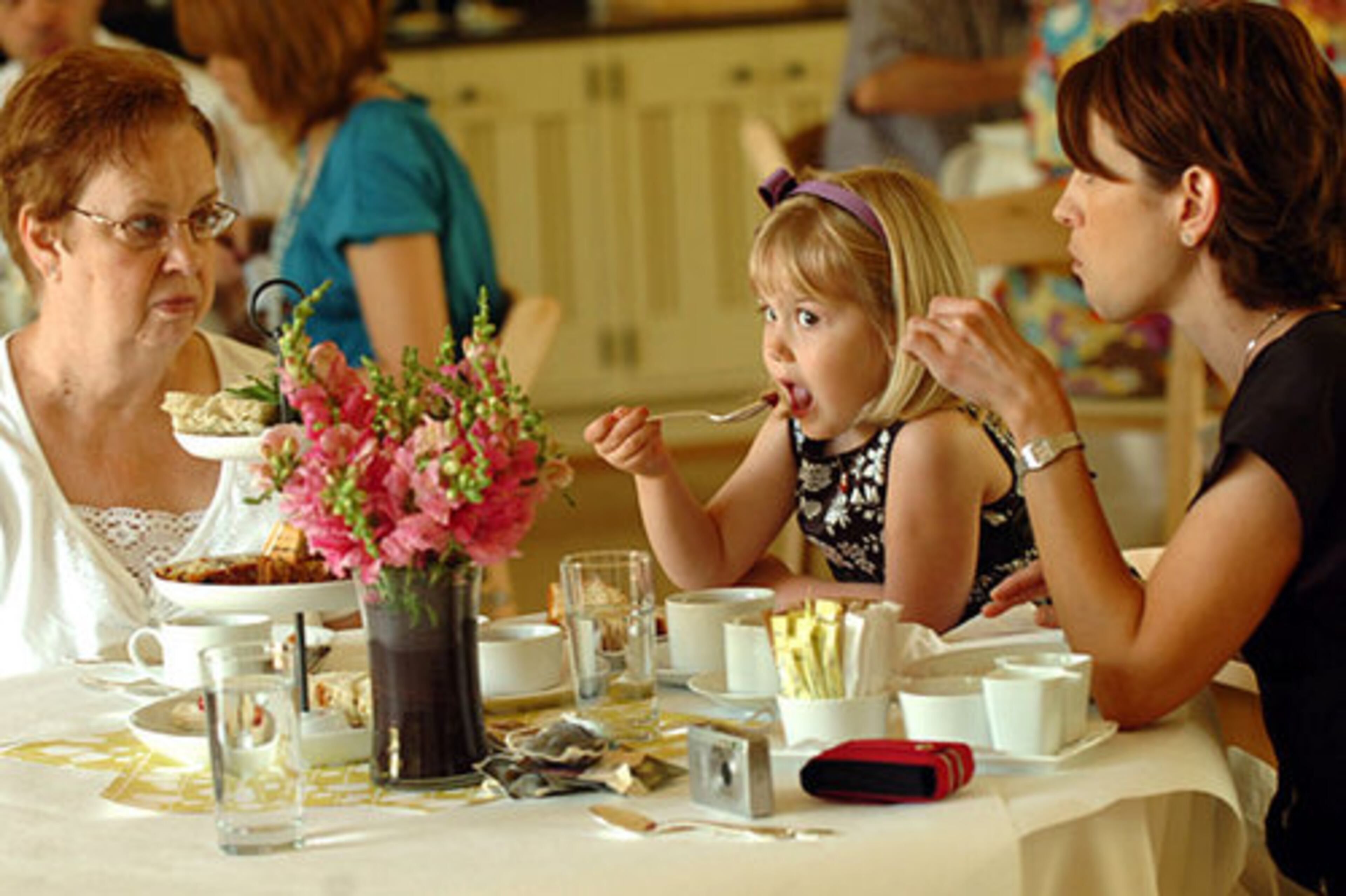 Edie Davidson talks with Rayann Larsen and her daughter Lauren at a Mother's Day Tea at the Atlanta Botanical Garden Sunday morning, May 10, 2009.