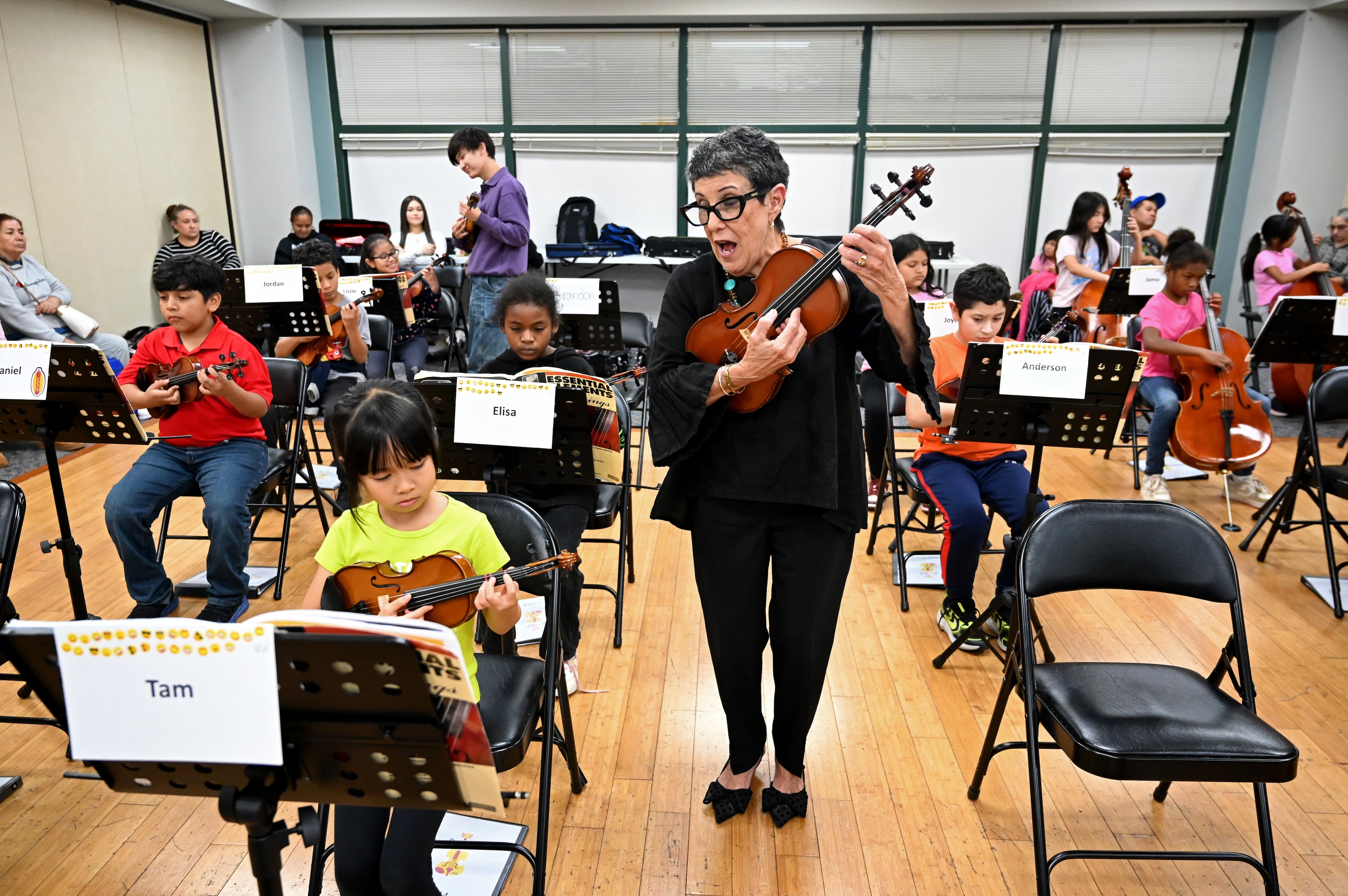 Retired music teacher creates a youth orchestra for immigrant children