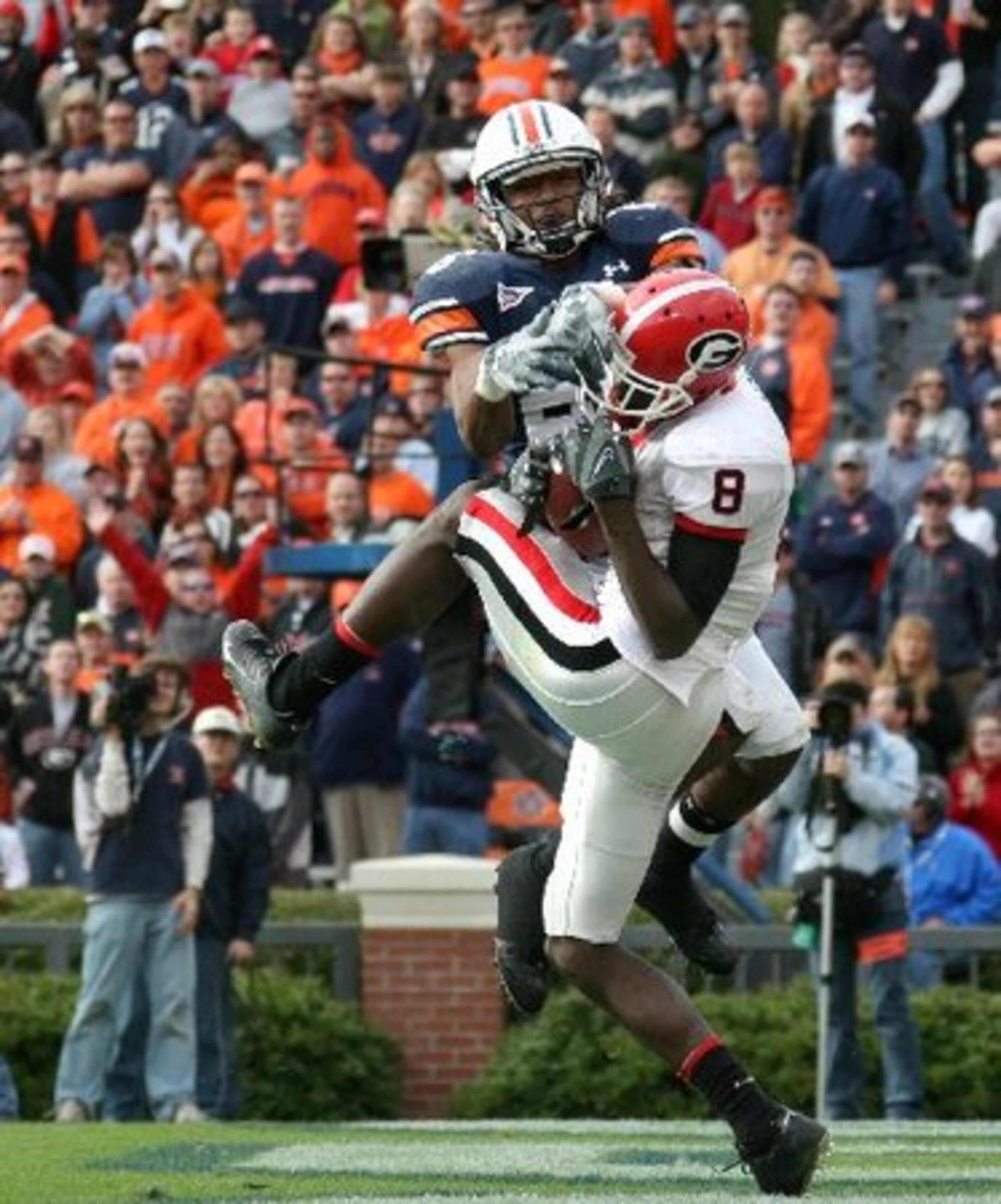 Green pulls down the pass to give the Bulldogs a 16-13 lead prior to the extra-point attempt.