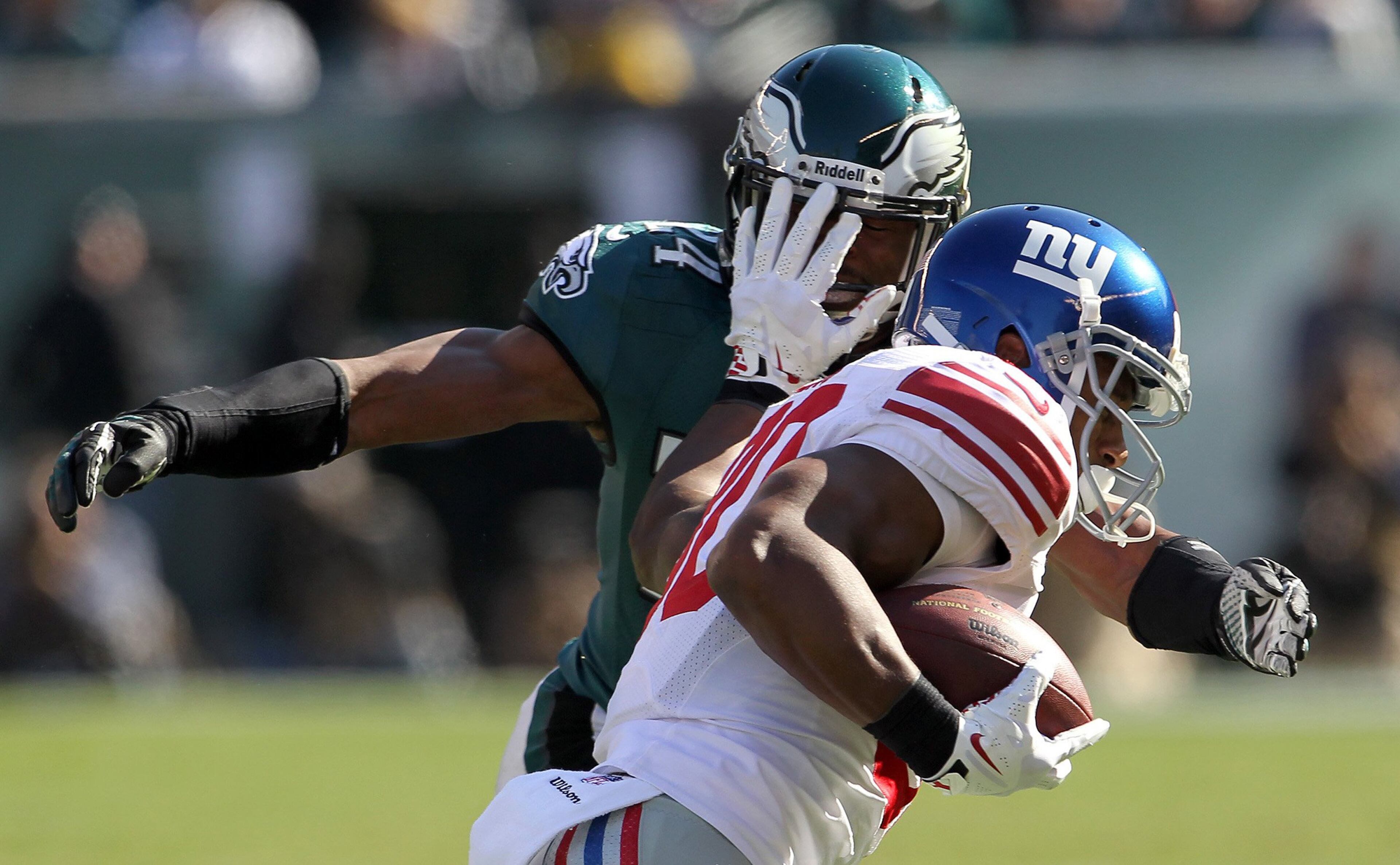 New York Giants' Victor Cruz stiff-arms Philadelphia Eagles' Bradley Fletcher during the second quarter in Philadelphia. The New York Giants beat the Philadelphia Eagles 15-7. (Yong Kim/Philadelphia Daily News/MCT)