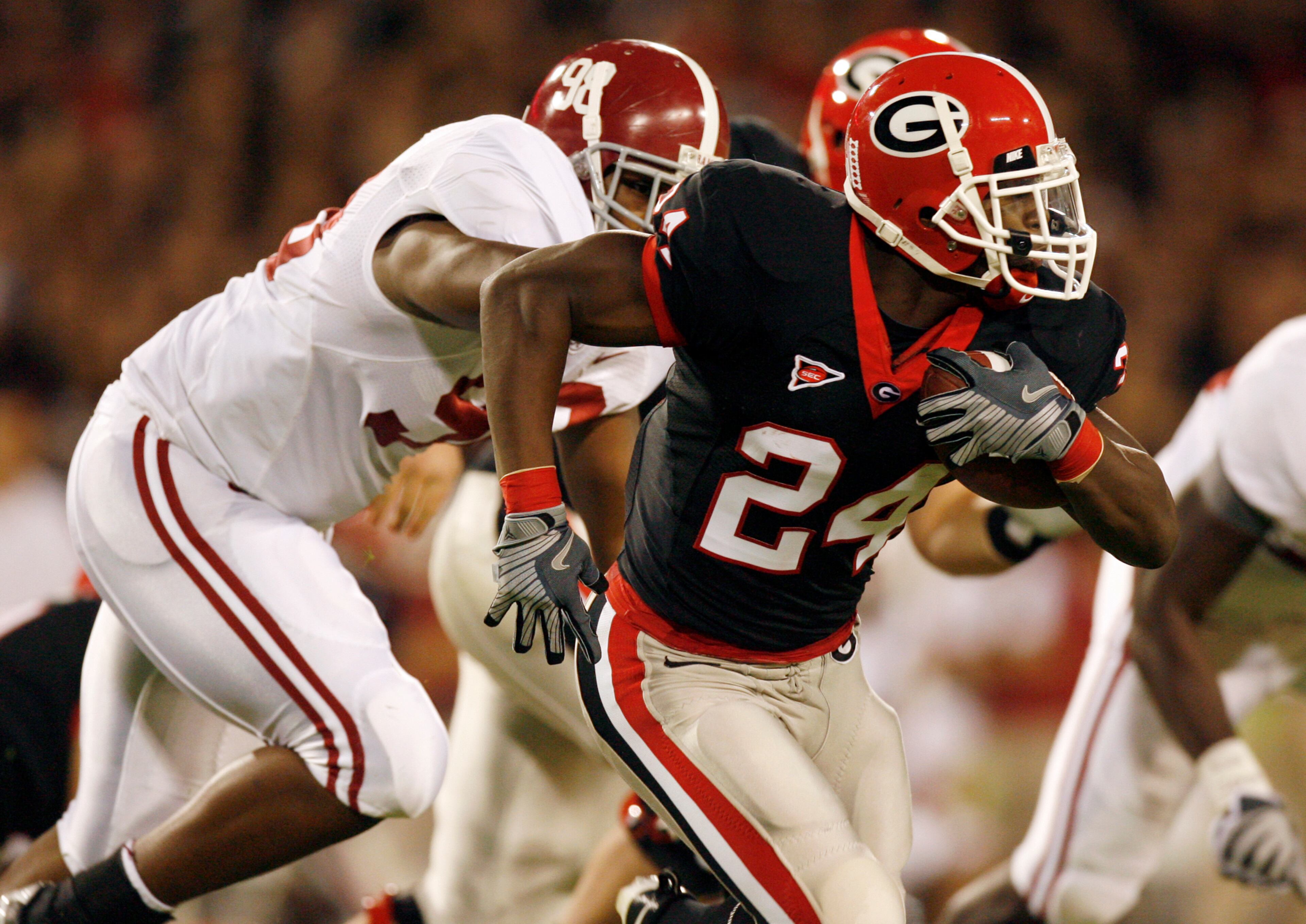 Georgia tailback Knowshon Moreno (24) looks for running room against Alabama on September 27, 2008, at Sanford Stadium in Athens. Jason Getz / AJC