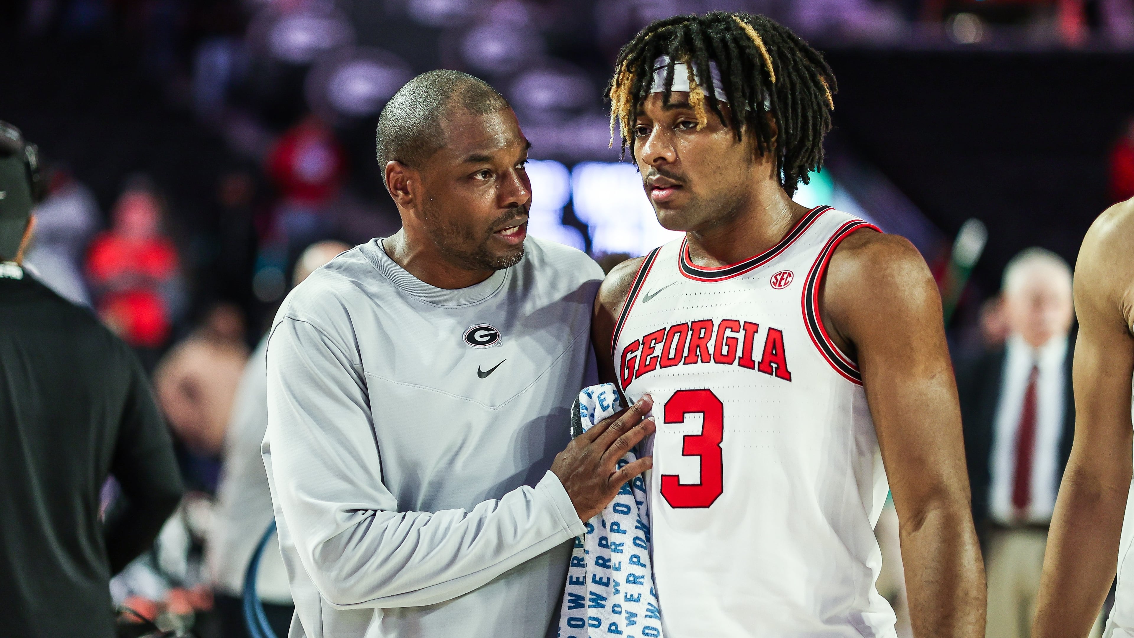 Georgia assistant coach Wade Mason and Georgia basketball player Kario Oquendo (3) during a game against Western Carolina at Stegeman Coliseum in Athens, Ga., on Monday, Dec. 20, 2021. (Photo by Mackenzie Miles)