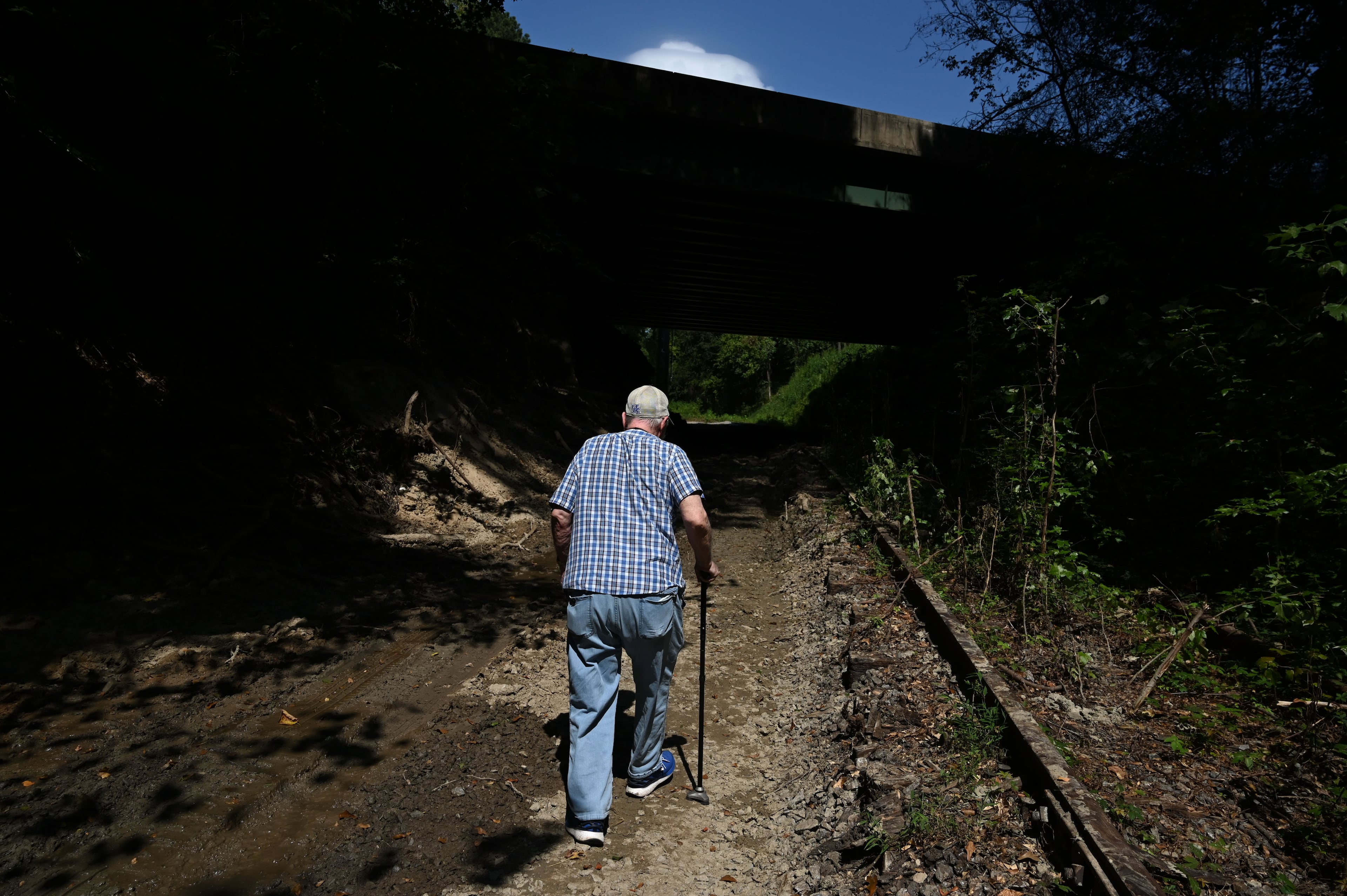 Scott Smith walks near the place where Presnell brought the girls in 1976. (Hyosub Shin/AJC)