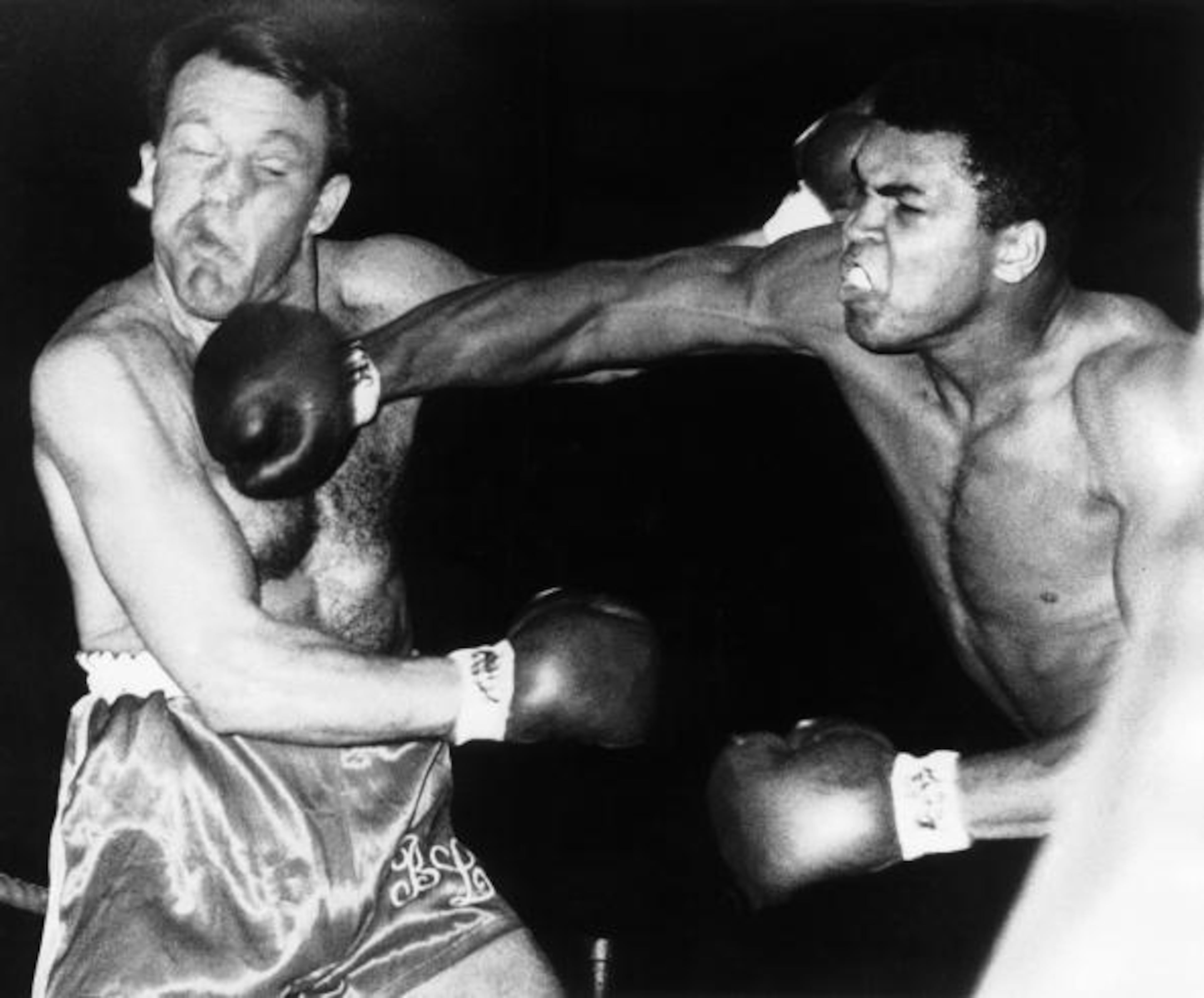 UNITED KINGDOM - AUGUST 06: The American boxer Muhammad ALI kept his heavyweight world champion title by beating the British boxer Brian LONDON in London, on the third round. (Photo by Keystone-France/Gamma-Keystone via Getty Images)