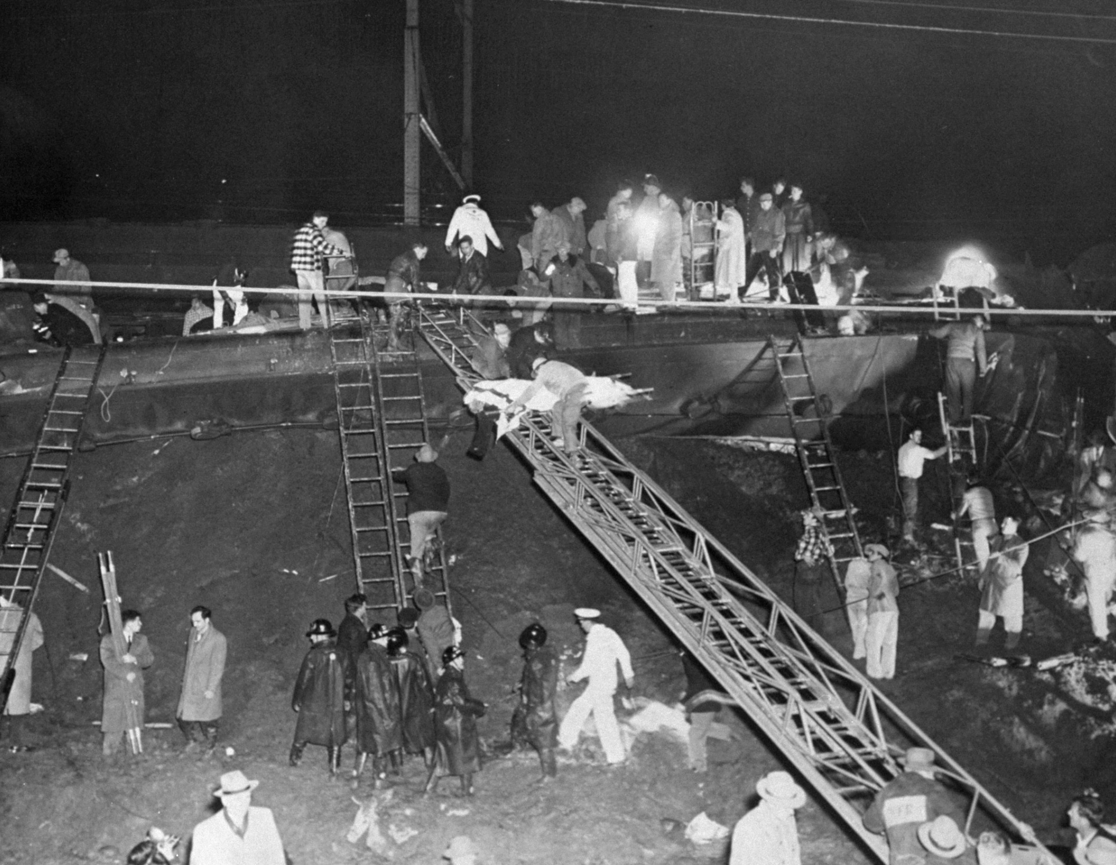 1951 - Woodbridge train wreck in Woodbridge, New Jersey. There were 500 injured and 85 deaths. - UNITED STATES - FEBRUARY 06: Rescuers work to remove crash victims from wreckage of Pennsylvania Railroad train at Legion Place in Woodbridge. (Photo by Leonard Detrick/NY Daily News Archive via Getty Images)