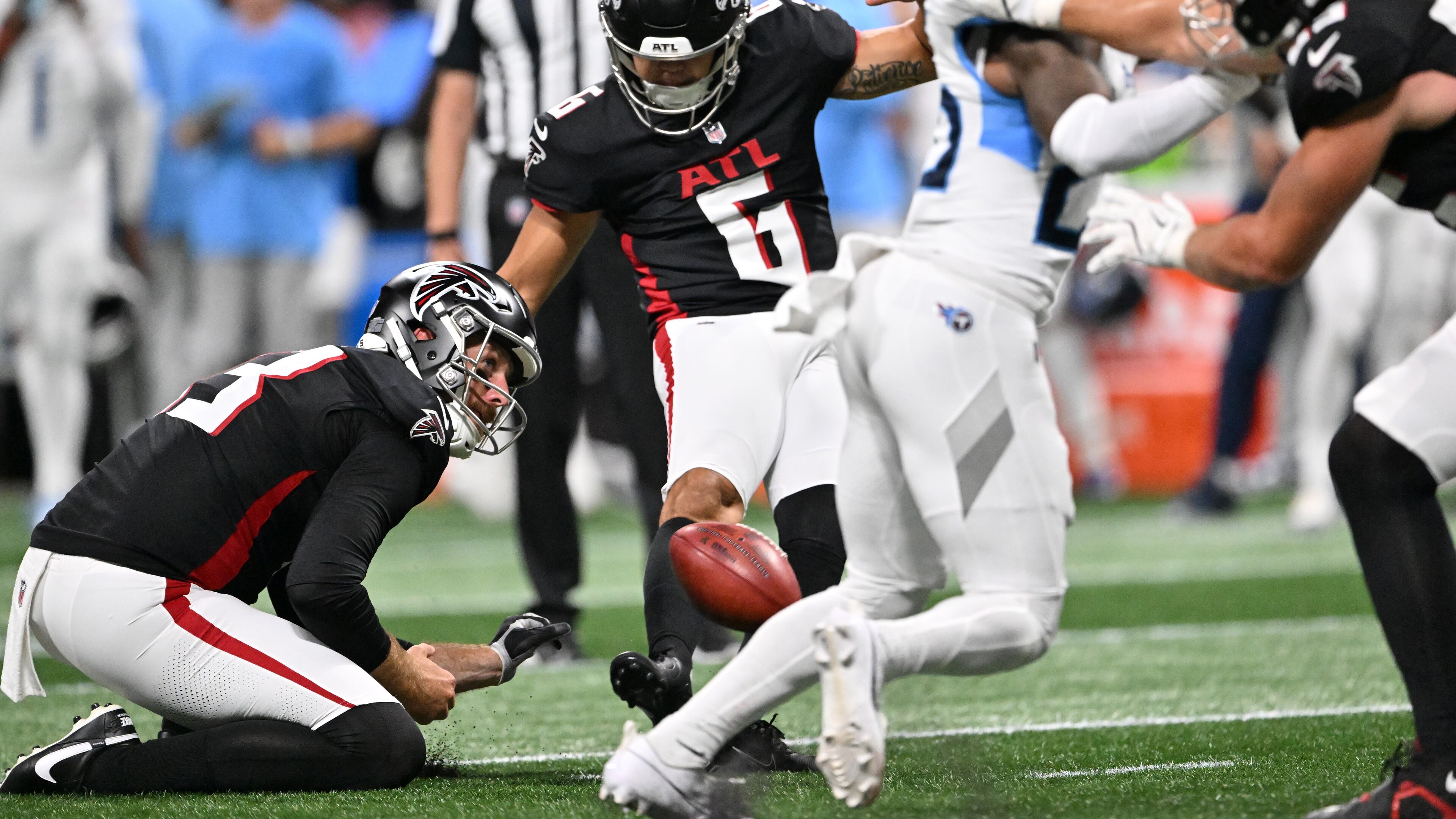Atlanta Falcons place kicker Younghoe Koo (center) hits a field goal during the second half of an NFL preseason game at Mercedes-Benz Stadium, Friday, August 15, 2025, in Atlanta. (Hyosub Shin/AJC)