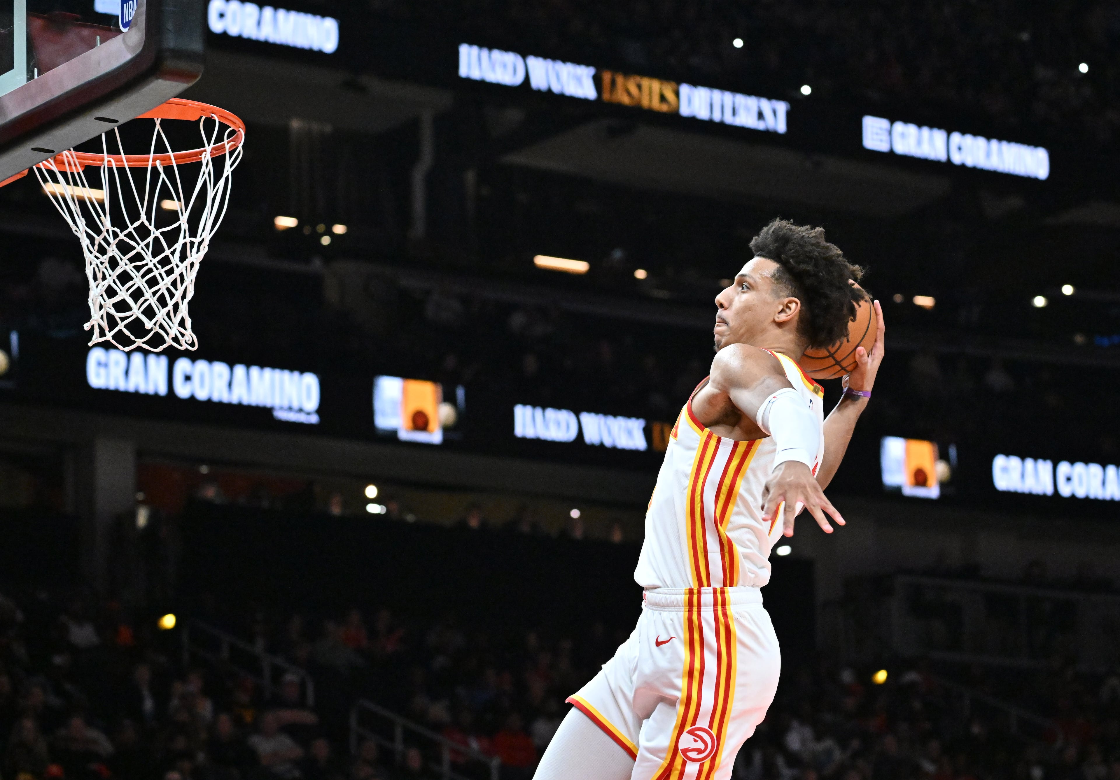 Atlanta Hawks forward Jalen Johnson (1) goes to the basket for dunking the ball during the first half in an NBA basketball game at State Farm Arena, Wednesday, Jan. 7, 2026, in Atlanta. (Hyosub Shin/AJC)