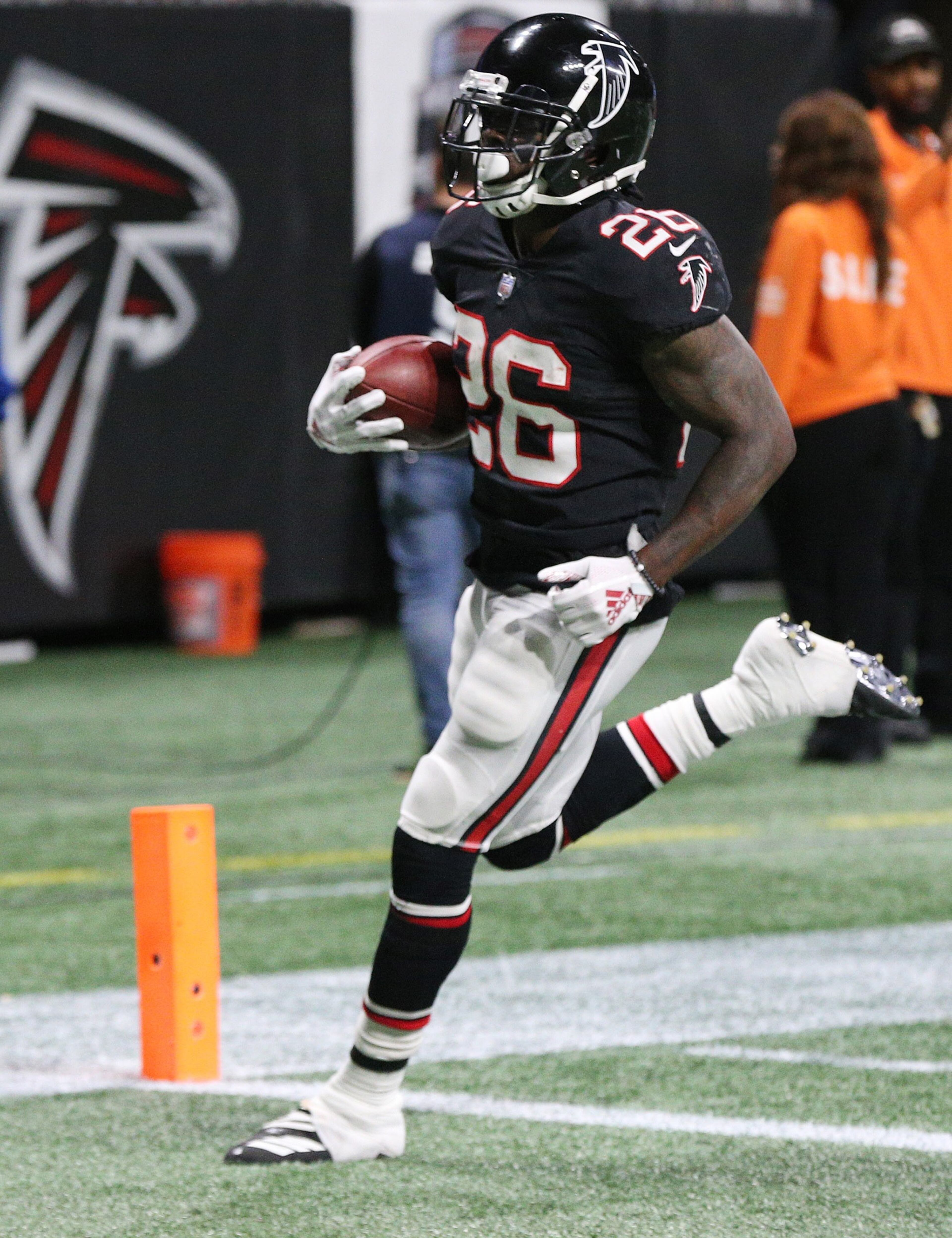 October 22, 2018 Atlanta: Atlanta Falcons running back Tevin Coleman scores a touchdown for a 20-6 lead over the New York Giants during the fourth quarter in a NFL football game on Monday, Oct 22, 2018, in Atlanta. Curtis Compton/ccompton@ajc.com