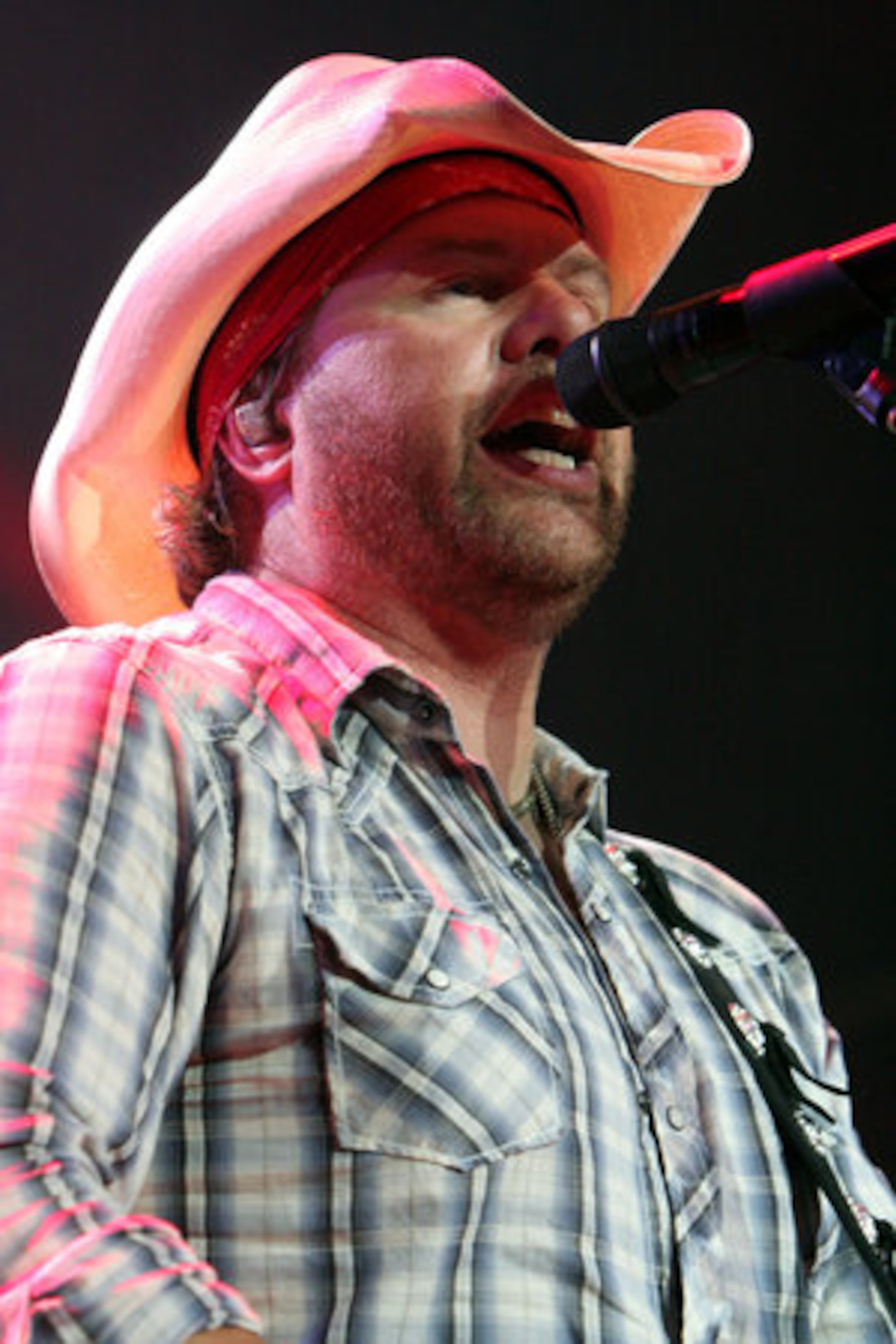 Toby got his first guitar at age 8, but it would be years before he would pursue music as a career. At 6-feet-4 inches, Keith worked in the oil industry and played defensive end with the Oklahoma City Drillers United States Football League (USFL) team, the CMT.com web site says.