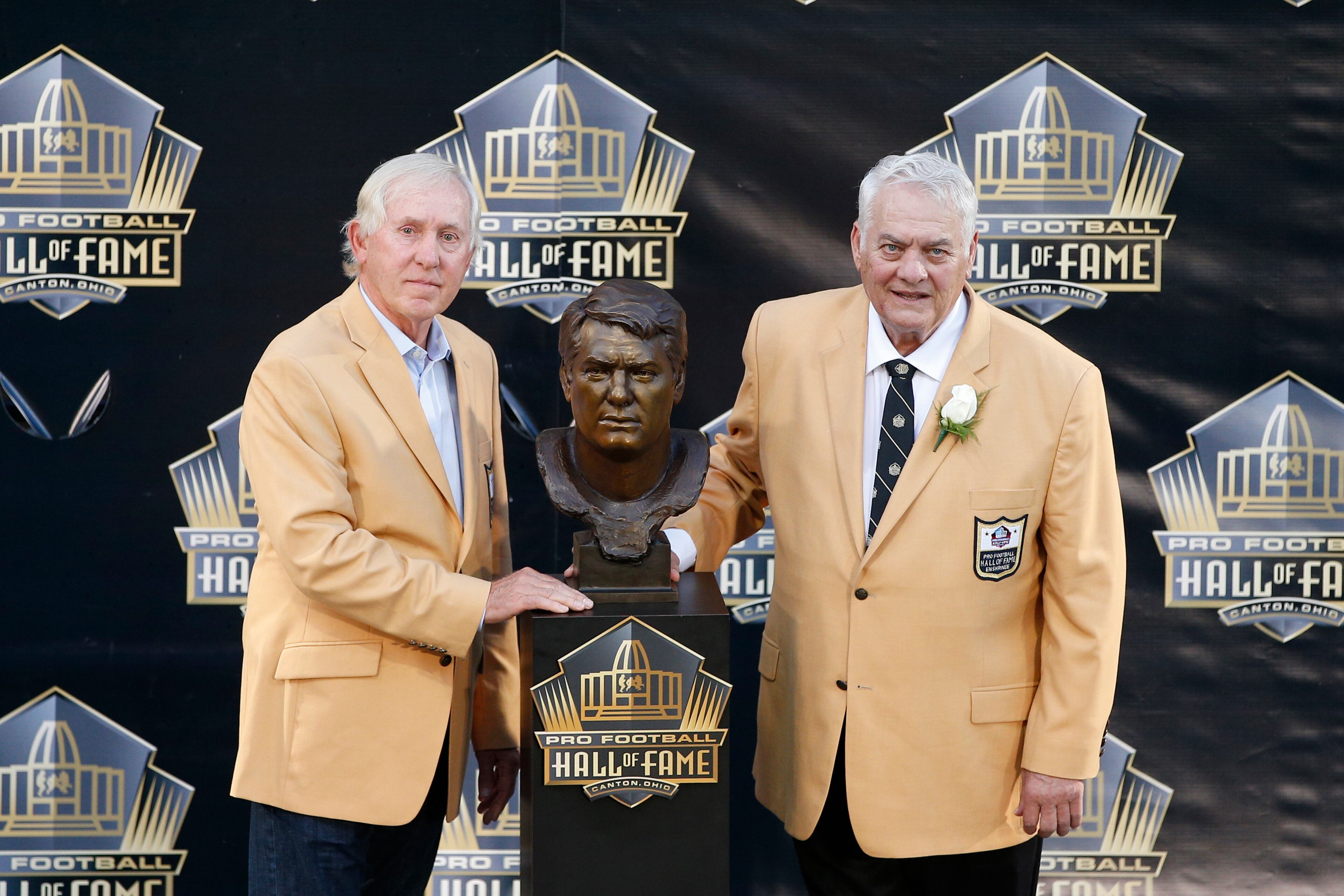 CANTON, OH - AUGUST 8: Mick Tingelhoff poses with his bust along with presenter Fran Tarkenton during the NFL Hall of Fame induction ceremony at Tom Benson Hall of Fame Stadium on August 8, 2015 in Canton, Ohio. (Photo by Joe Robbins/Getty Images)