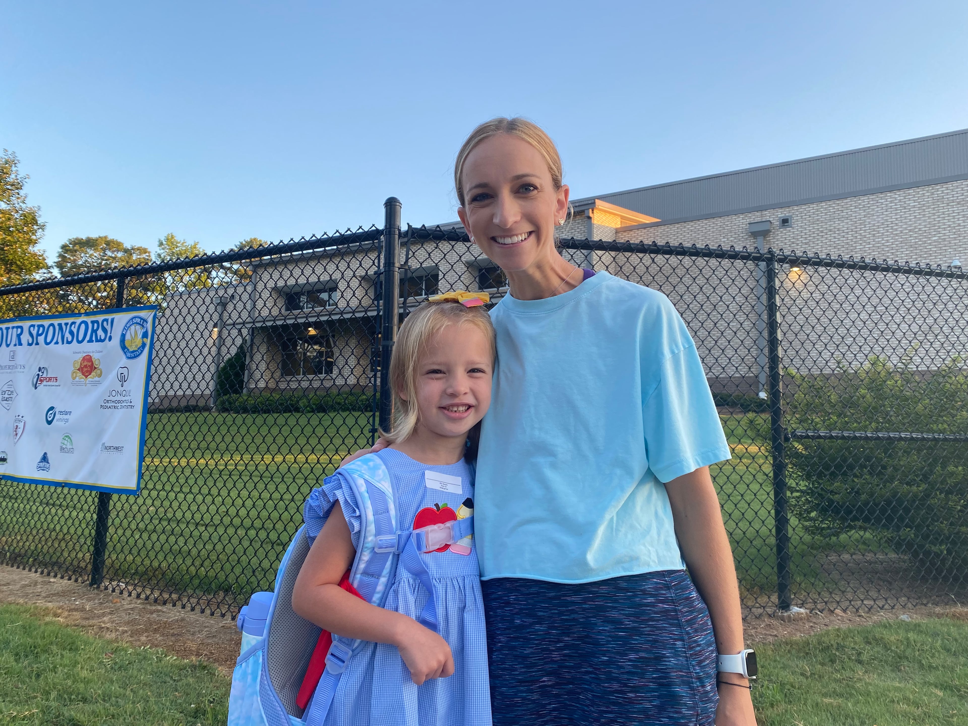 Ella Berisford, 5, gets ready to enter King Springs Elementary for her first day ever with her mom, Jaclyn. (Alice Tecotzky/alice.tecotzky@ajc.com)