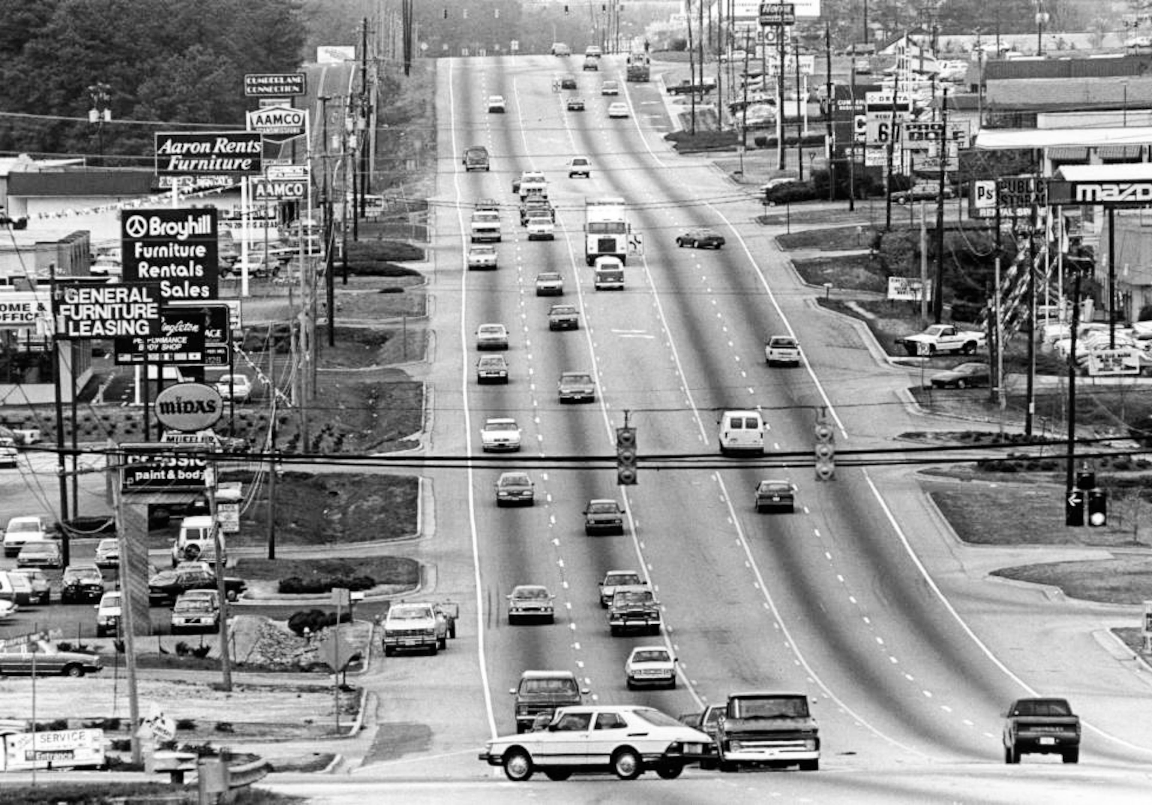 Cobb Parkway looking north between Windy Hill and S. Cobb Drive in March 1988.