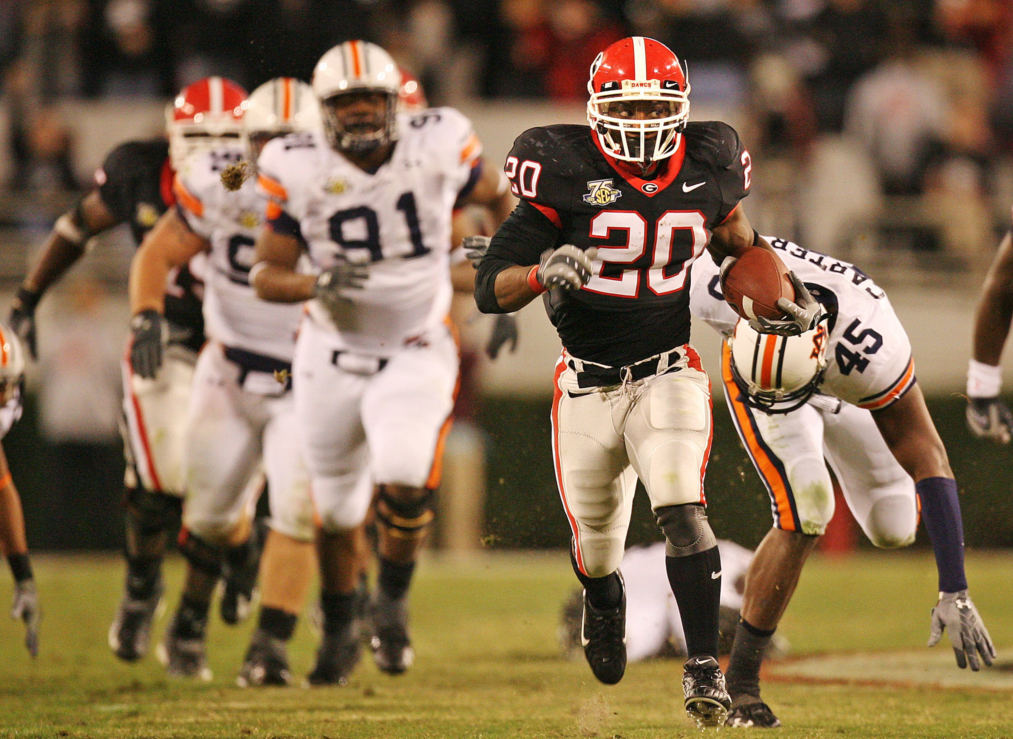 Georgia tailback Thomas Brown (20) outruns Auburn players for a 53-yard gain in the second half on Saturday, November 10, 2007 in Athens. (Pouya Dianat/Atlanta Journal-Constitution)