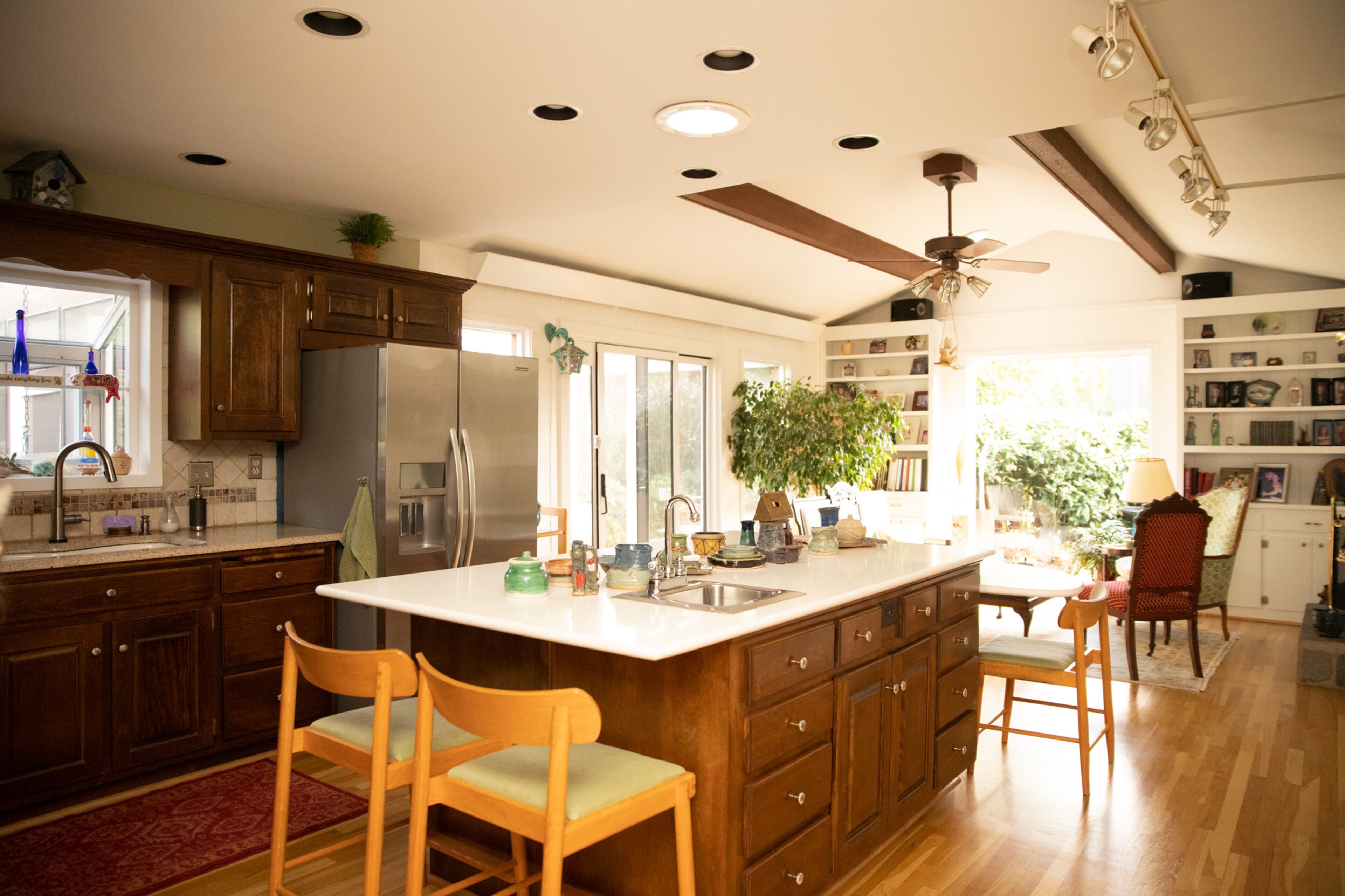 Like the rest of the house, the kitchen and family room have seen fairly minimal changes since the house was first built, with the exception of a few coats of paint and updating a few kitchen appliances. Jan Heck stresses she isn’t a fan of a space looking too cluttered. She wanted to maintain a level of flowing openness between the kitchen and the family room, allowing one to bleed into the other. Text by Megan Wahn/Photo by Reynolds Rogers