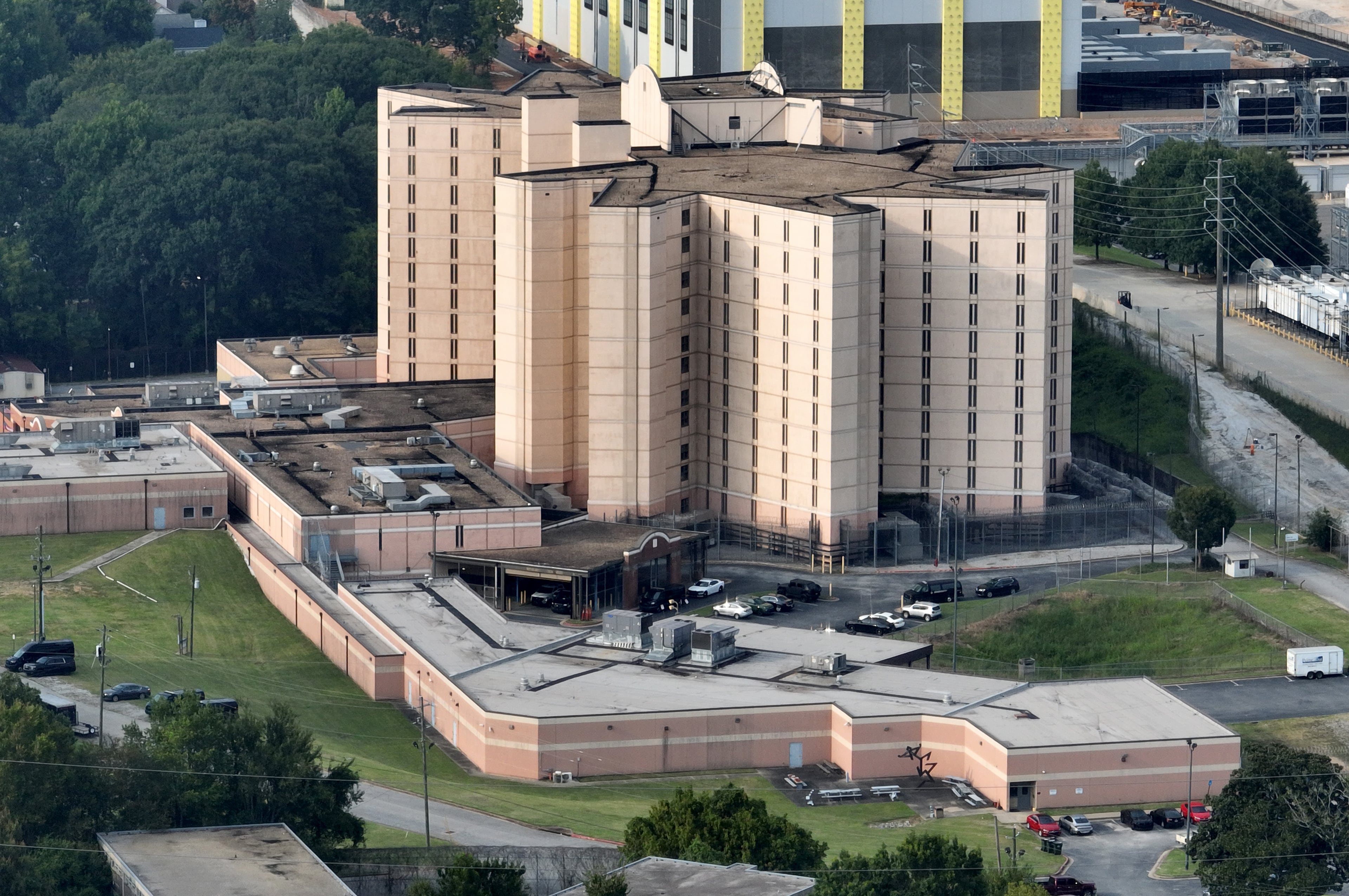 Surrenders begin at Fulton jail in Trump case