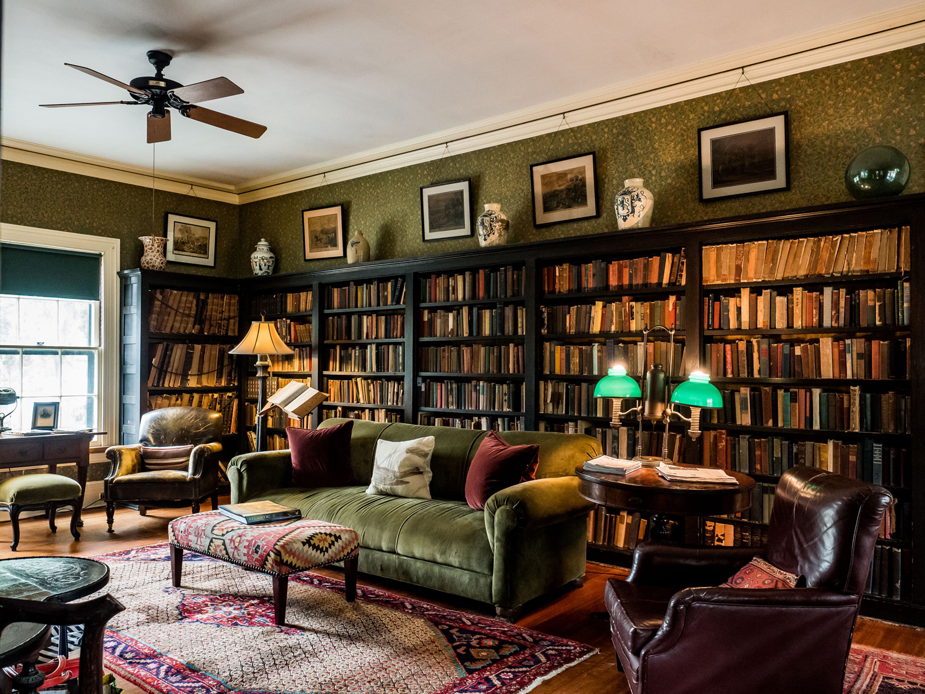 The library at Greyfield Inn is the perfect place to curl up with a good book.
Courtesy of Peter Frank Edwards.