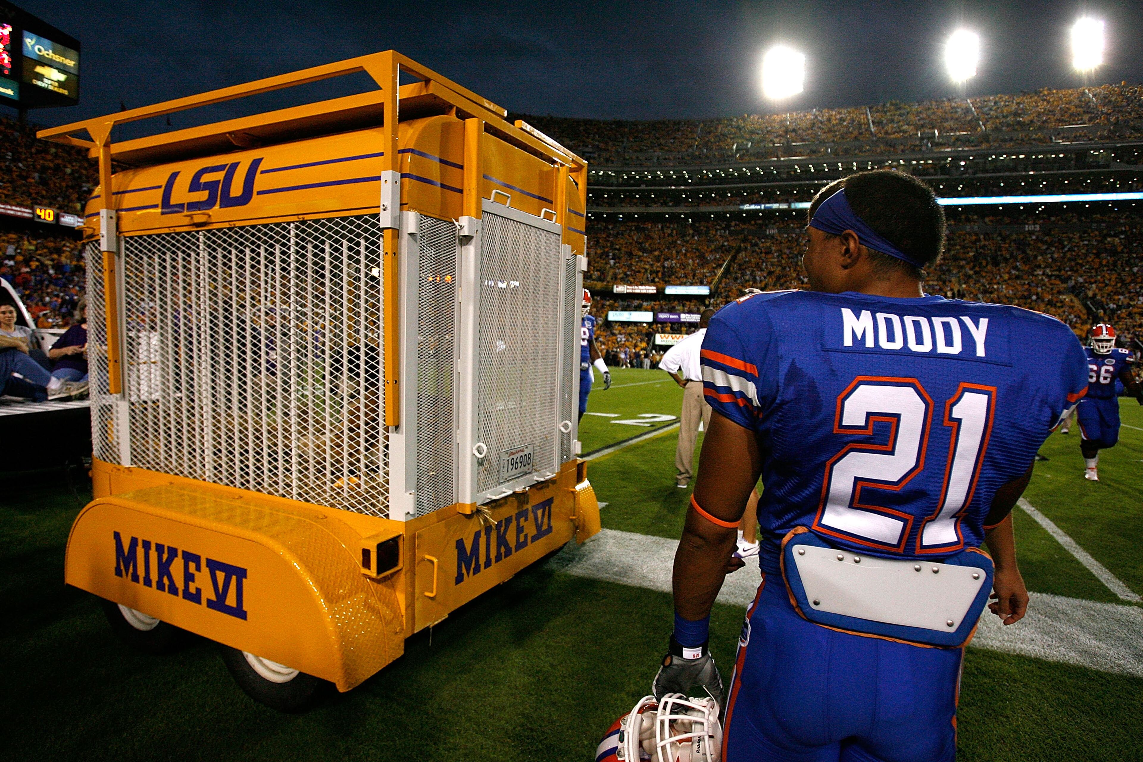 BATON ROUGE, LA - OCTOBER 10: Emmanuel Moody #21 of the Florida Gators checks out Mike VI, mascot of the Louisiana State University Tigers, during pregame warmups at Tiger Stadium on October 10, 2009 in Baton Rouge, Louisiana. (Photo by Kevin C. Cox/Getty Images)