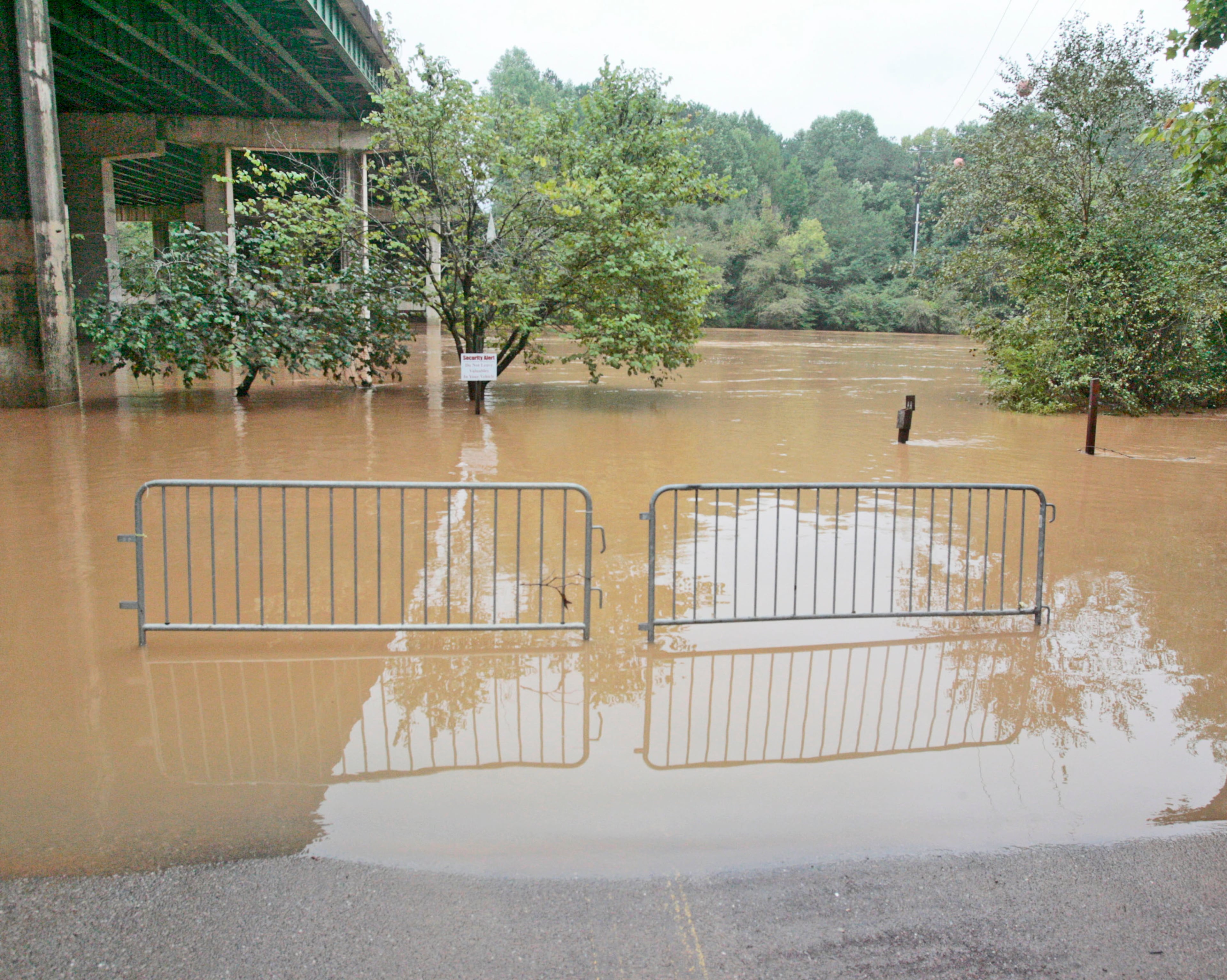 090922- Roswell - The parking lot at Don White Park in Roswell is flooded. Flooding along the Chattahoochee River in Roswell. Tues, Sept. 22, 2009. CORRECTED DATE. Bob Andres, bandres@ajc.com