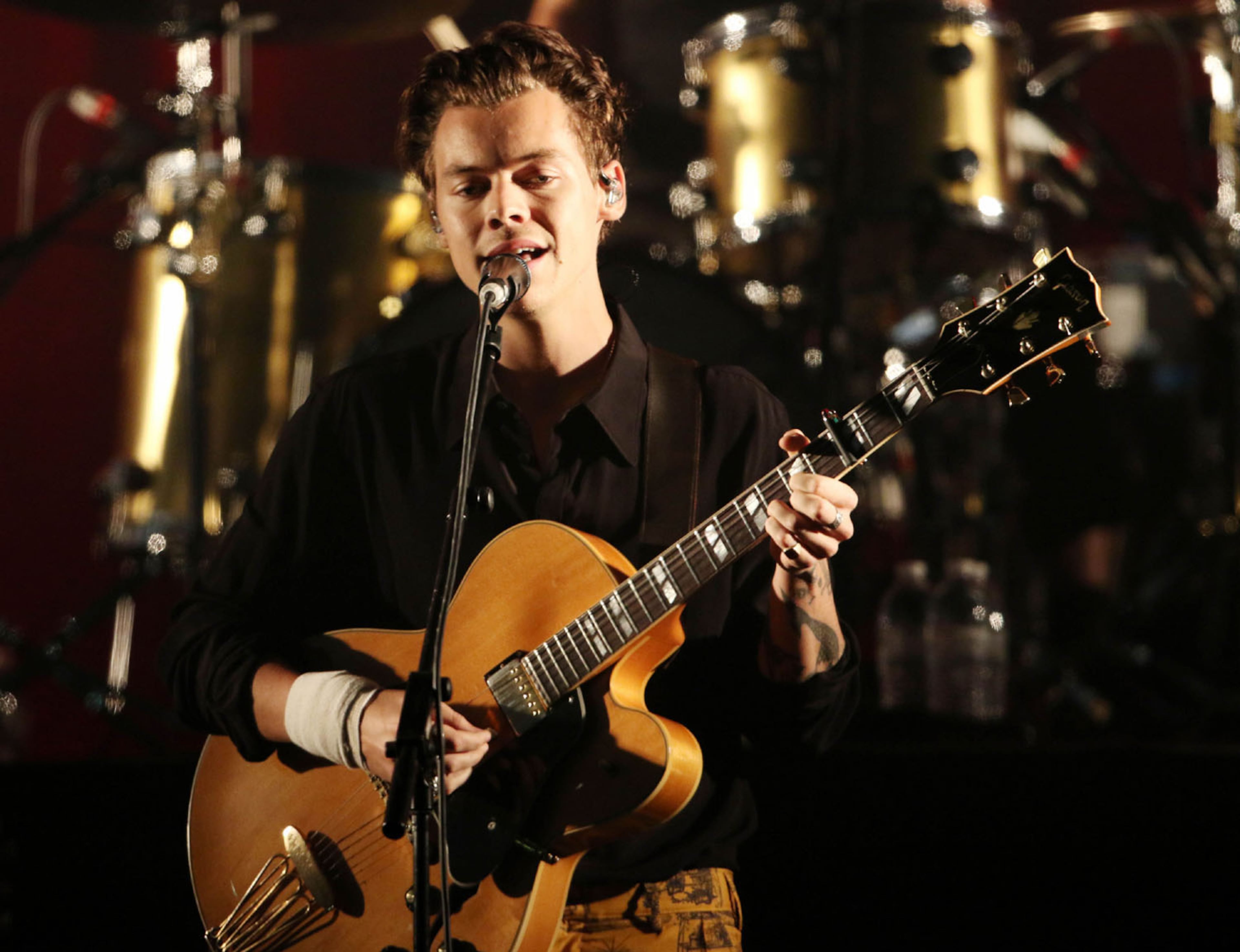 -- Harry Styles sings "Two Ghosts."
British heart-throb Harry Styles, a member of One Direction, brought his sold out solo tour to the Coca Cola Roxy Theatre Sunday night, October 8, 2017. The Treat People With Kindness Tour featured Muna as the opening act.
Robb Cohen Photography & Video /RobbsPhotos.com