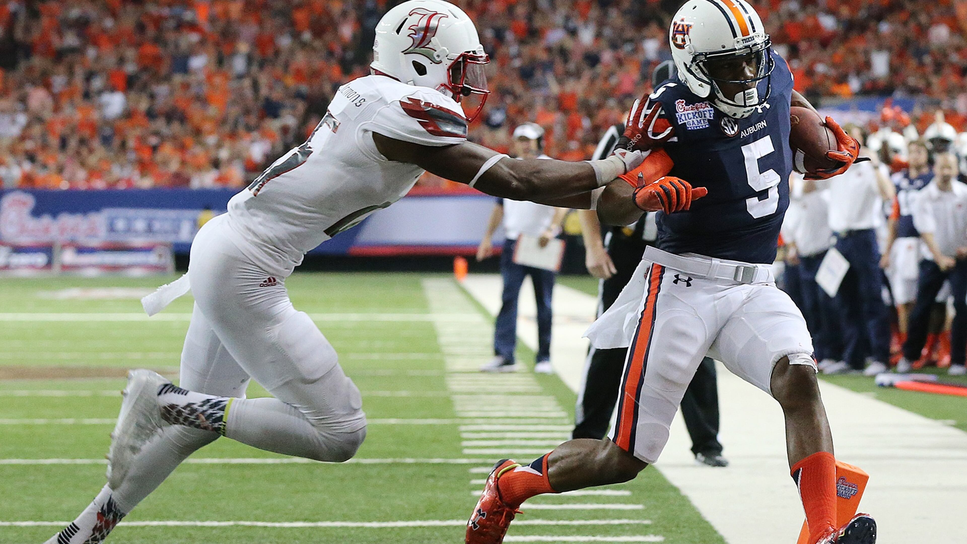 090515 ATLANTA: Auburn wide receiver Ricardo Louis gets in the endzone past Louisville safety Josh Harvey-Clemons for a 31-10 Auburn lead during the fourth quarter in the Chick-fil-A Kickoff Game on Saturday, Sept. 5, 2015, in Atlanta. Curtis Compton / ccompton@ajc.com
