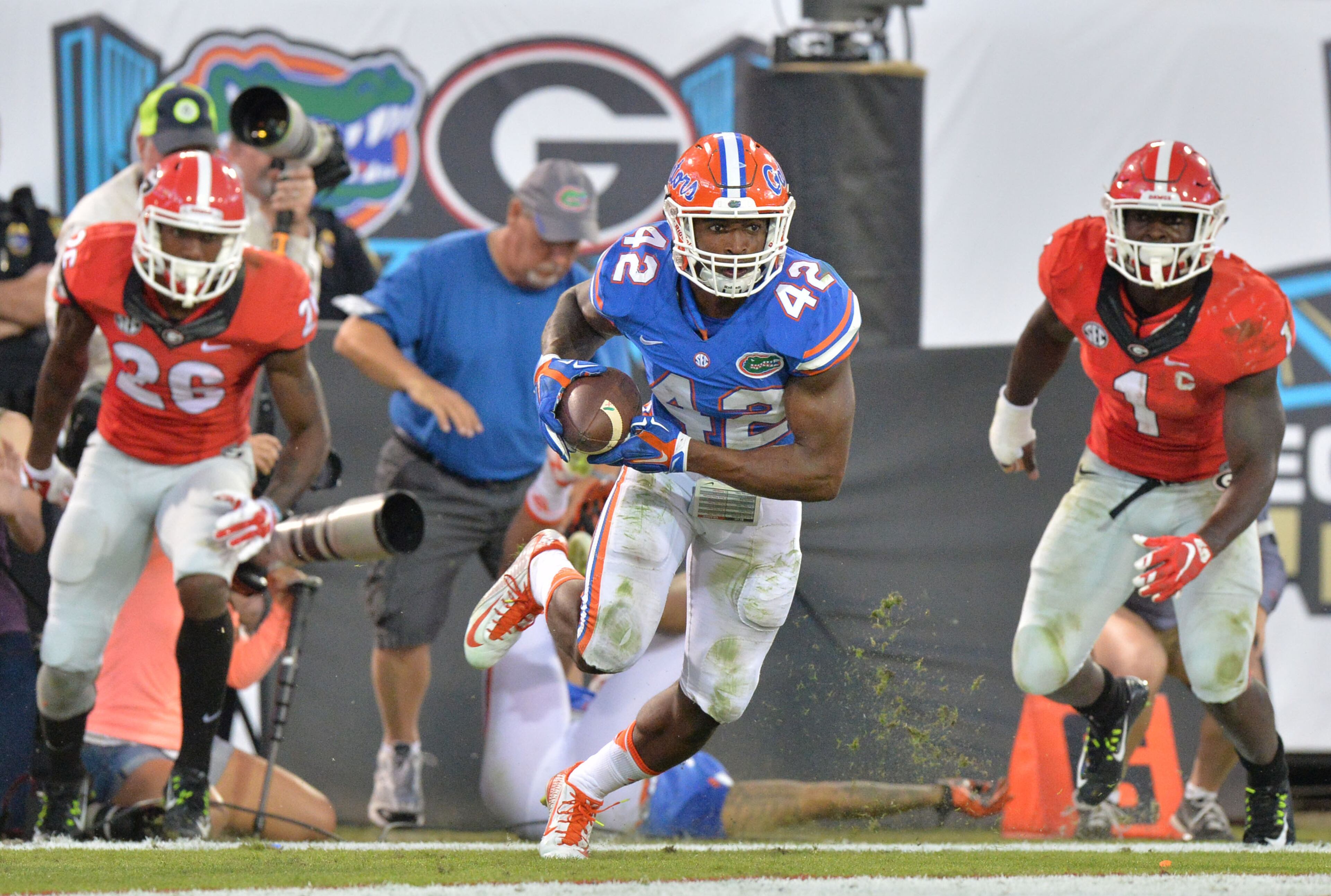 October 31, 2015 Jacksonville, Florida - Florida Gators defensive back Keanu Neal (42) makes a move after a catch the ball after catching a blocking ball by Florida Gators defensive back Jalen Tabor (31) in the second half at EverBank Field in Jacksonville, Florida on Saturday, October 31, 2015. Florida Gators won 27-3 over the Georgia Bulldogs. HYOSUB SHIN / HSHIN@AJC.COM