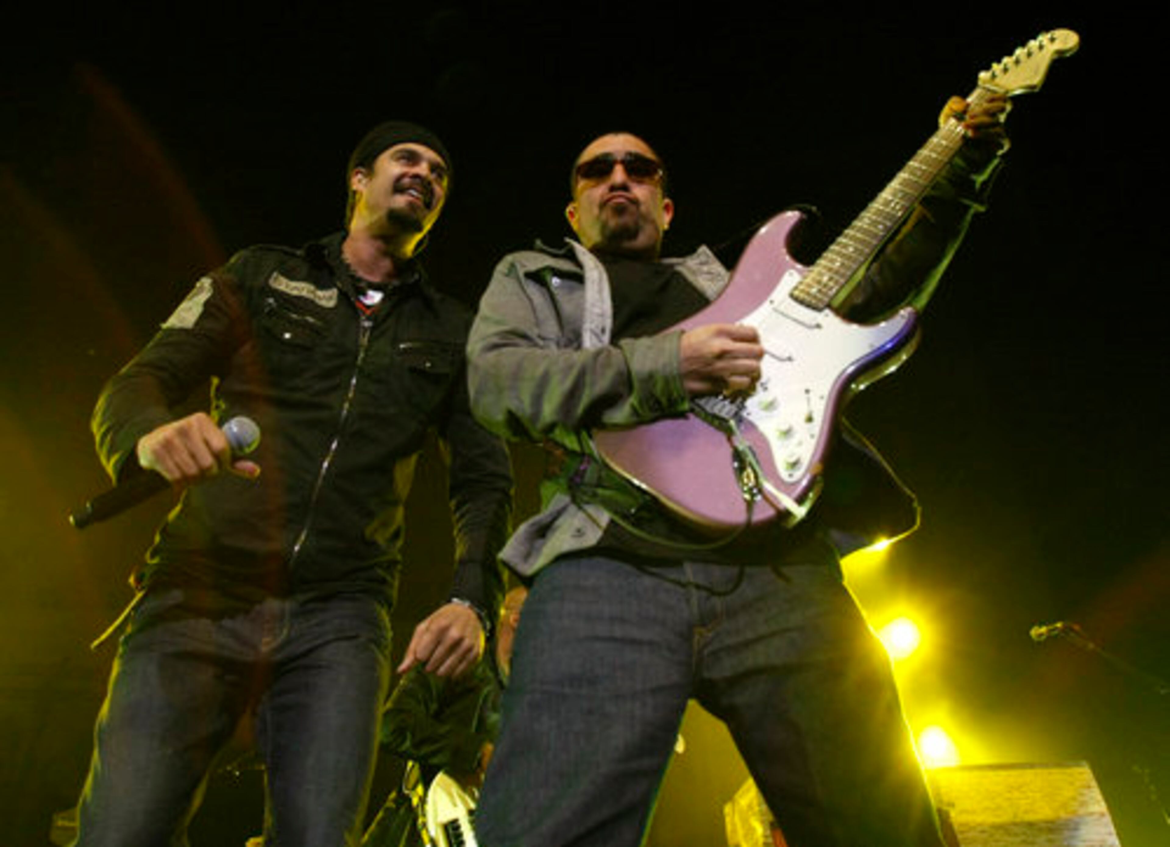 Michael Franti and his guitarist play to the crowd.