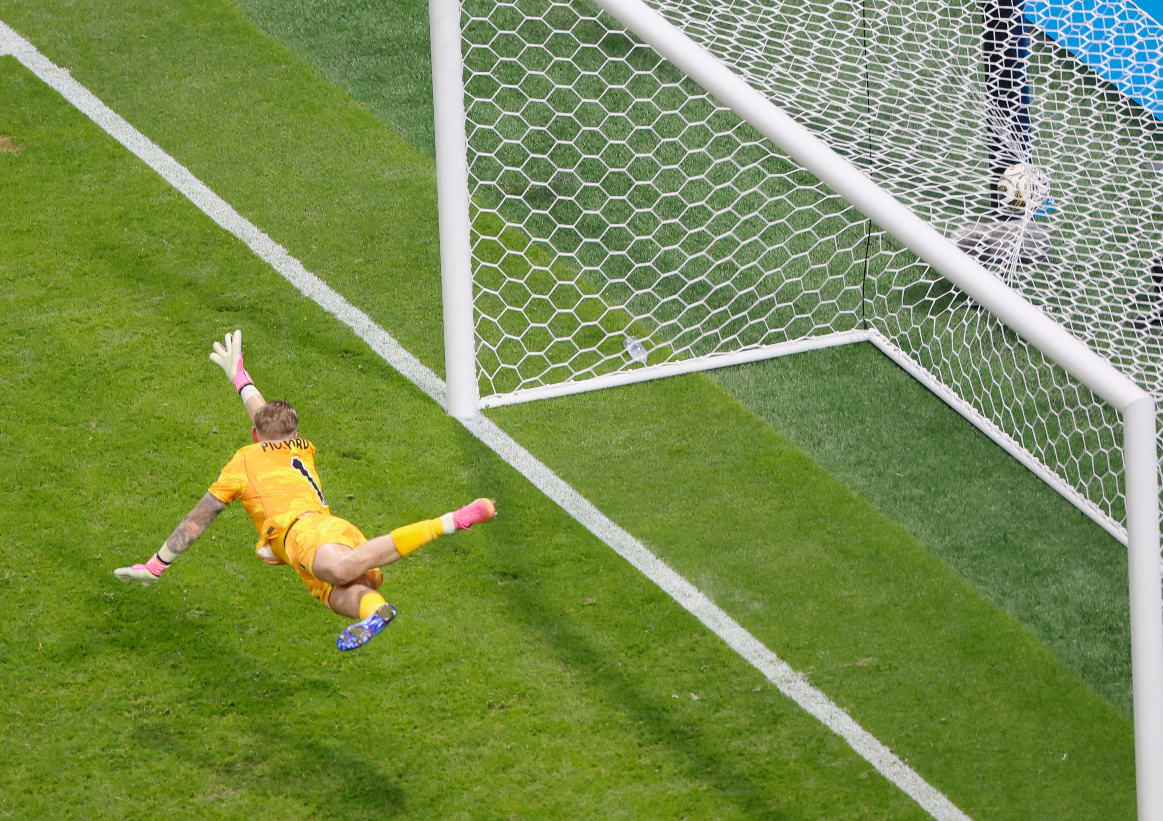 England goalkeeper Jordan Pickford can't stop the goal by Argentina's Enzo Fernandez during second half of Argentina vs. England FIFA World Cup Semifinal match at Atlanta Stadium (Mercedes-Benz Stadium) on Wednesday, July 15, 2026. (Miguel Martinez/AJC)