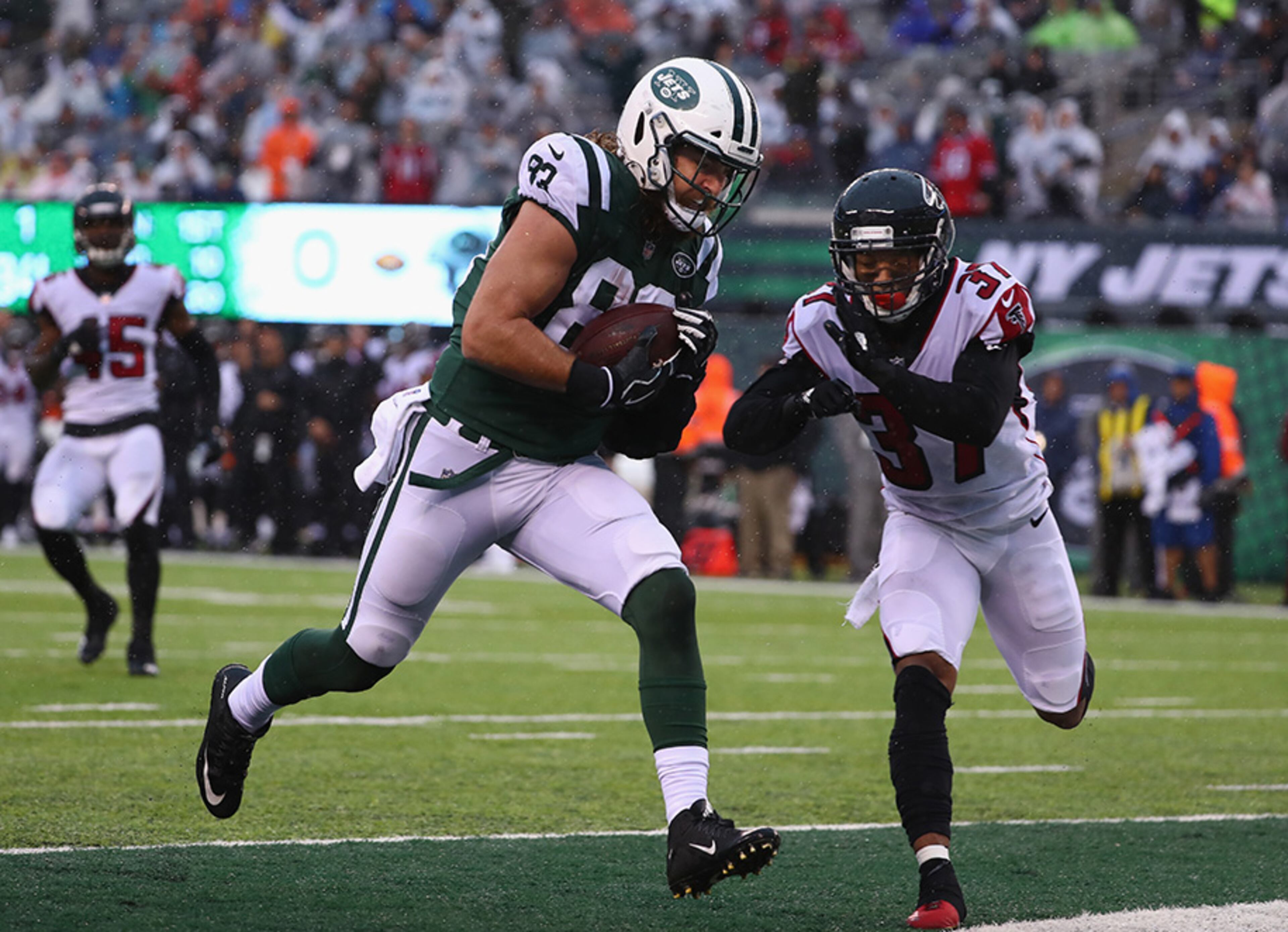 EAST RUTHERFORD, NJ - OCTOBER 29: Tight end Eric Tomlinson #83 of the New York Jets scores a touchdown against free safety Ricardo Allen #37 of the Atlanta Falcons in the first quarter of the game at MetLife Stadium on October 29, 2017 in East Rutherford, New Jersey. (Photo by Al Bello/Getty Images)