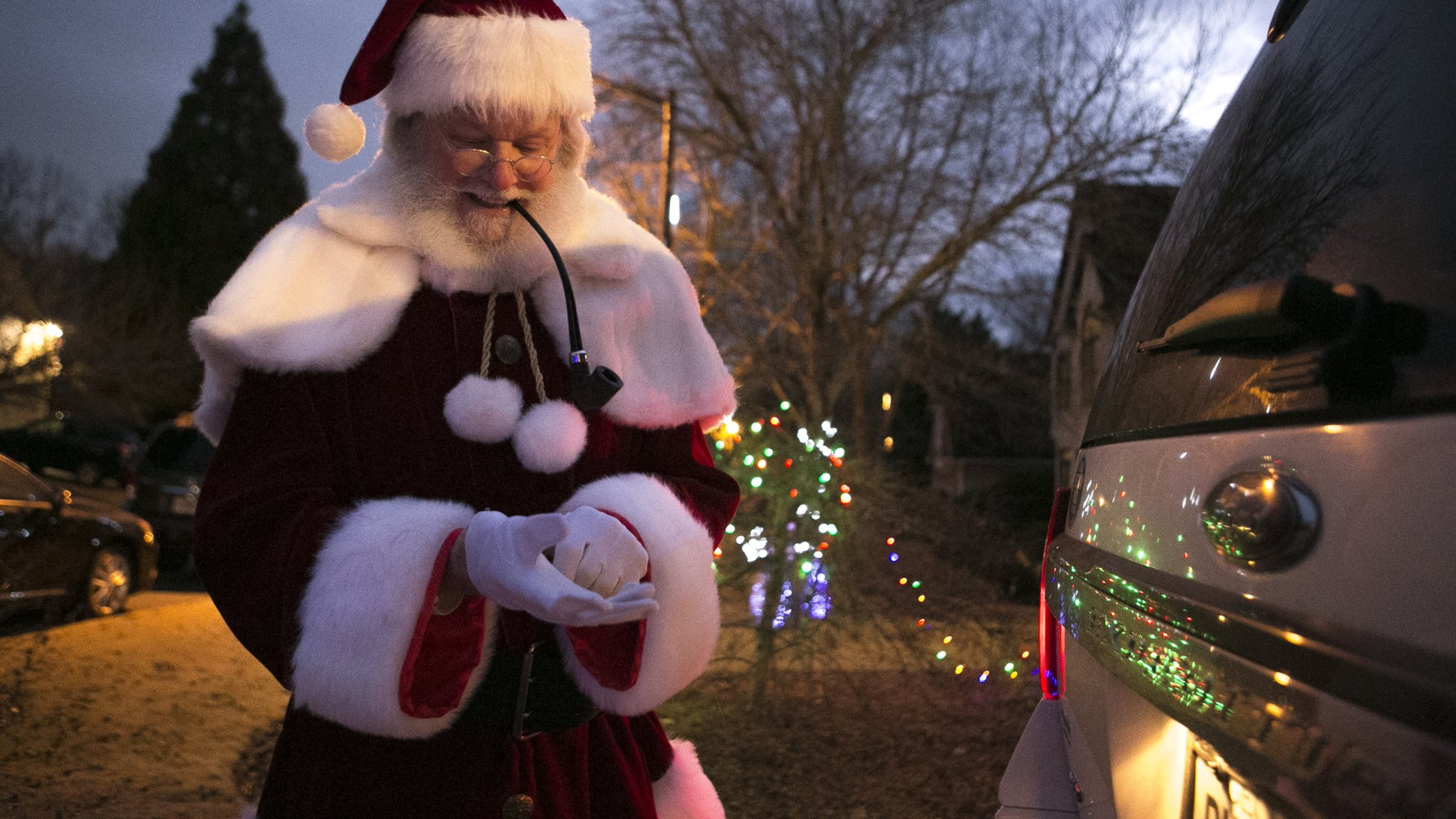 Judge T. Jackson Bedford prepares for his grand entrance as Santa Claus at a friend’s house Christmas party in Smyrna. CASEY SYKES / FOR THE ATLANTA JOURNAL-CONSTITUTION
