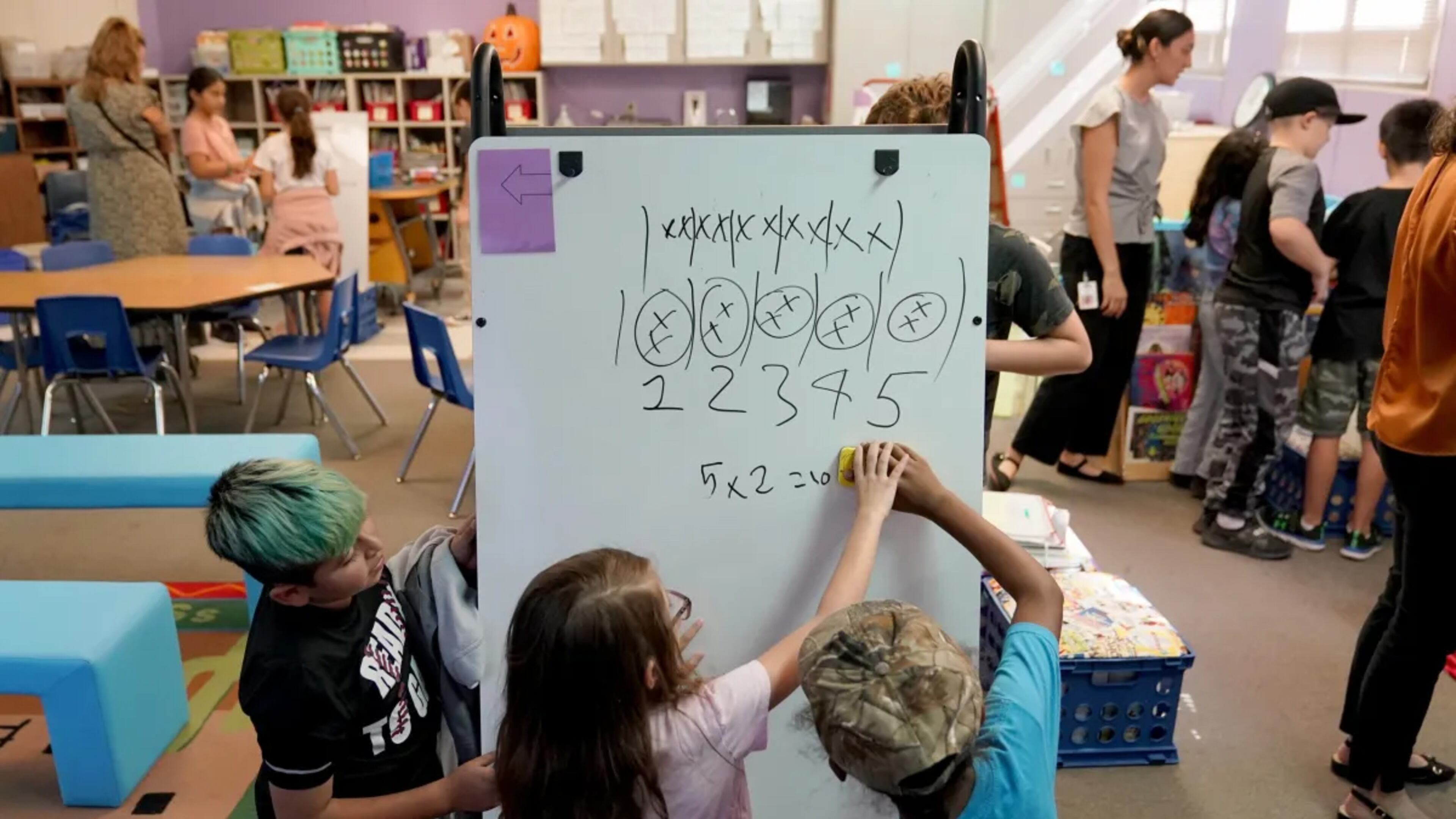 Students at Whittier Elementary School, in Mesa, Arizona, attend classes led by a team of teachers who have different skills and expertise. Credit: Matt York/Associated Press