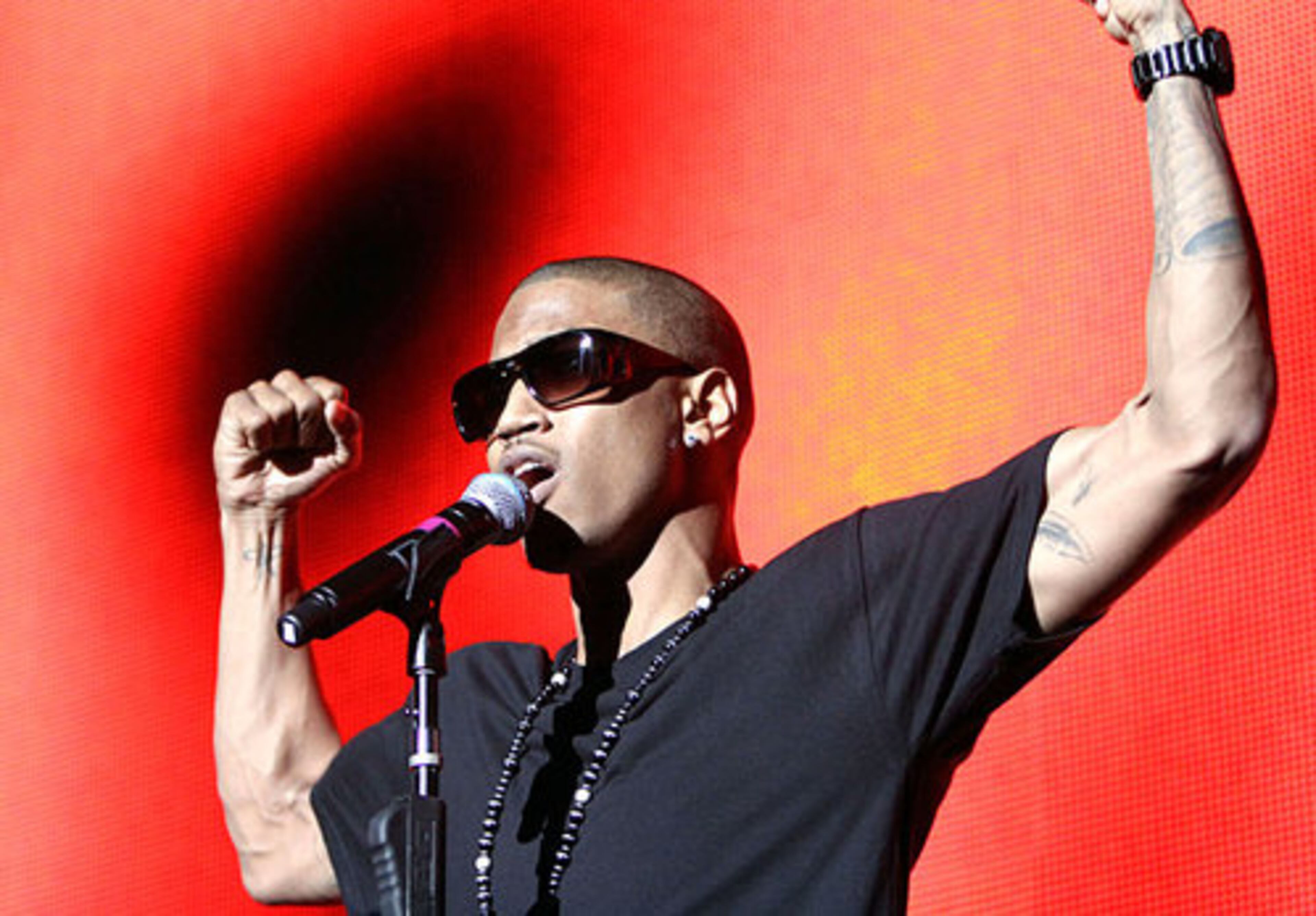 Trey Songz, most recently seen in Atlanta last October, helped open the show.