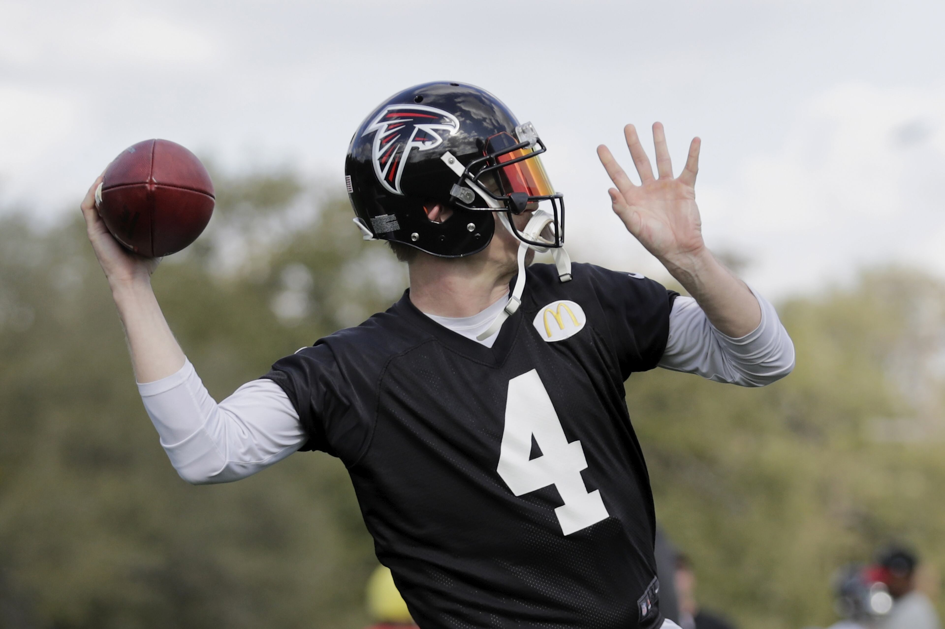 HOUSTON, TX - FEBRUARY 01: Matt Simms #4 of the Atlanta Falcons throws a pass during a Super Bowl LI practice on February 1, 2017 in Houston, Texas. (Photo by Tim Warner/Getty Images)