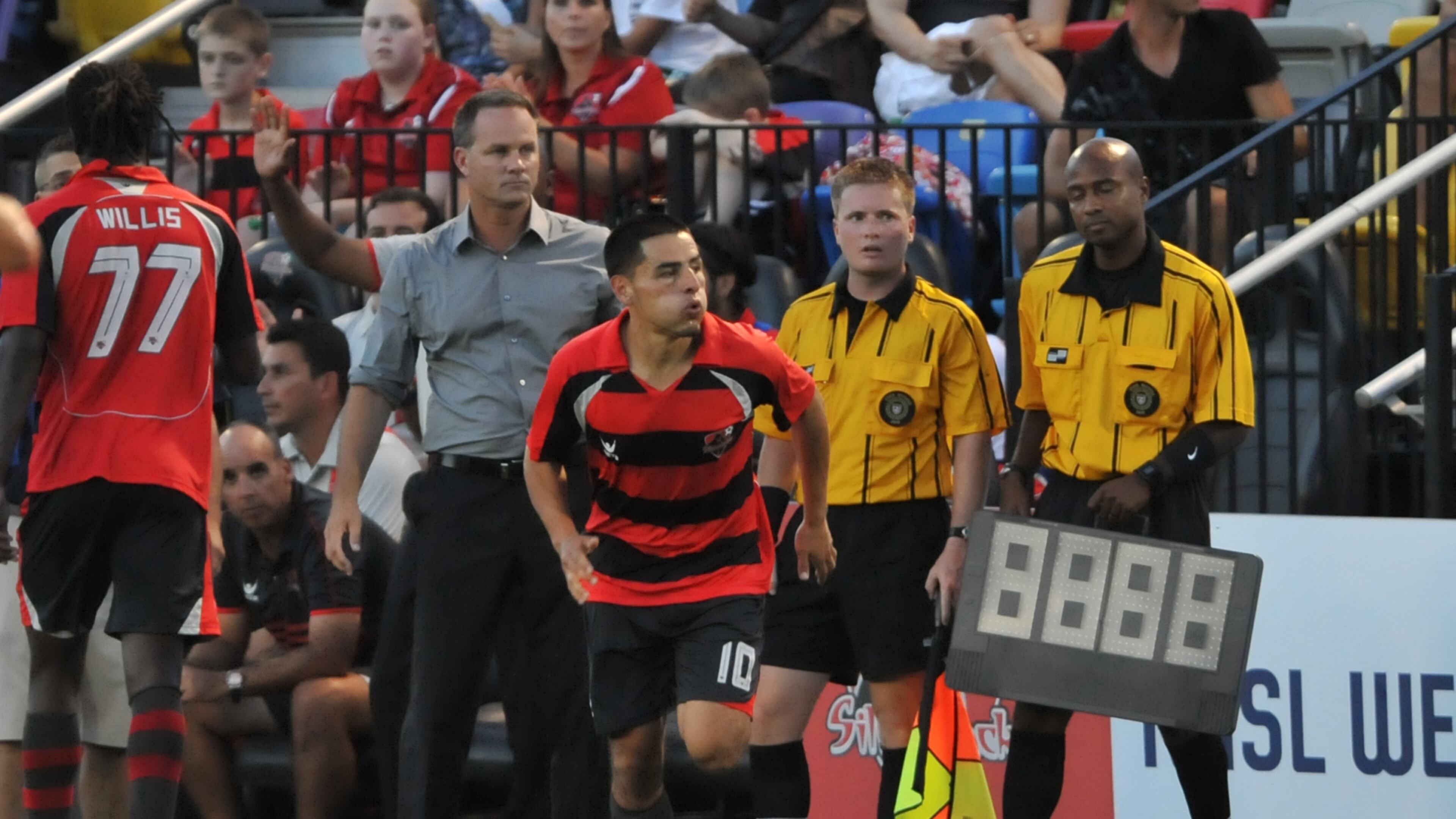 El entrenador interino Eric Wynalda usó a los jugadores que estuvieron a su cargo en el Cal FC, entre ellos al medio campista Danny Barreara.