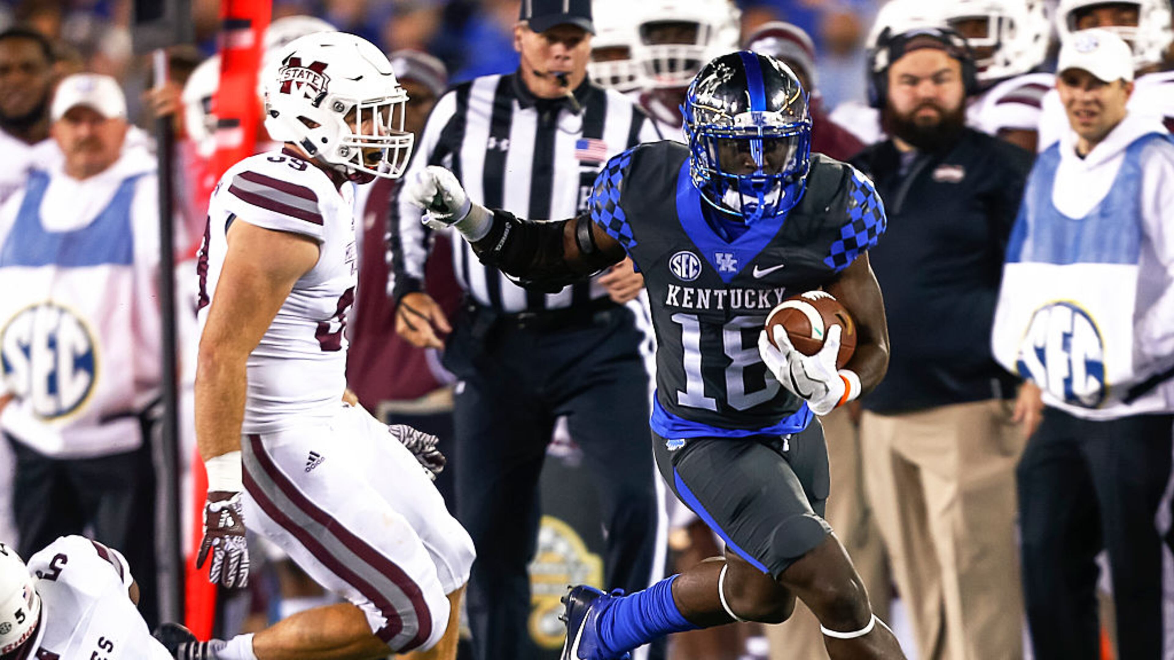 Stanley Williams #18 of the Kentucky Wildcats runs the ball as Richie Brown #39 of the Mississippi State Bulldogs pursues at Commonwealth Stadium on October 22, 2016 in Lexington, Kentucky. Kentucky defeated Mississippi State 40-37. (Photo by Michael Hickey/Getty Images)
