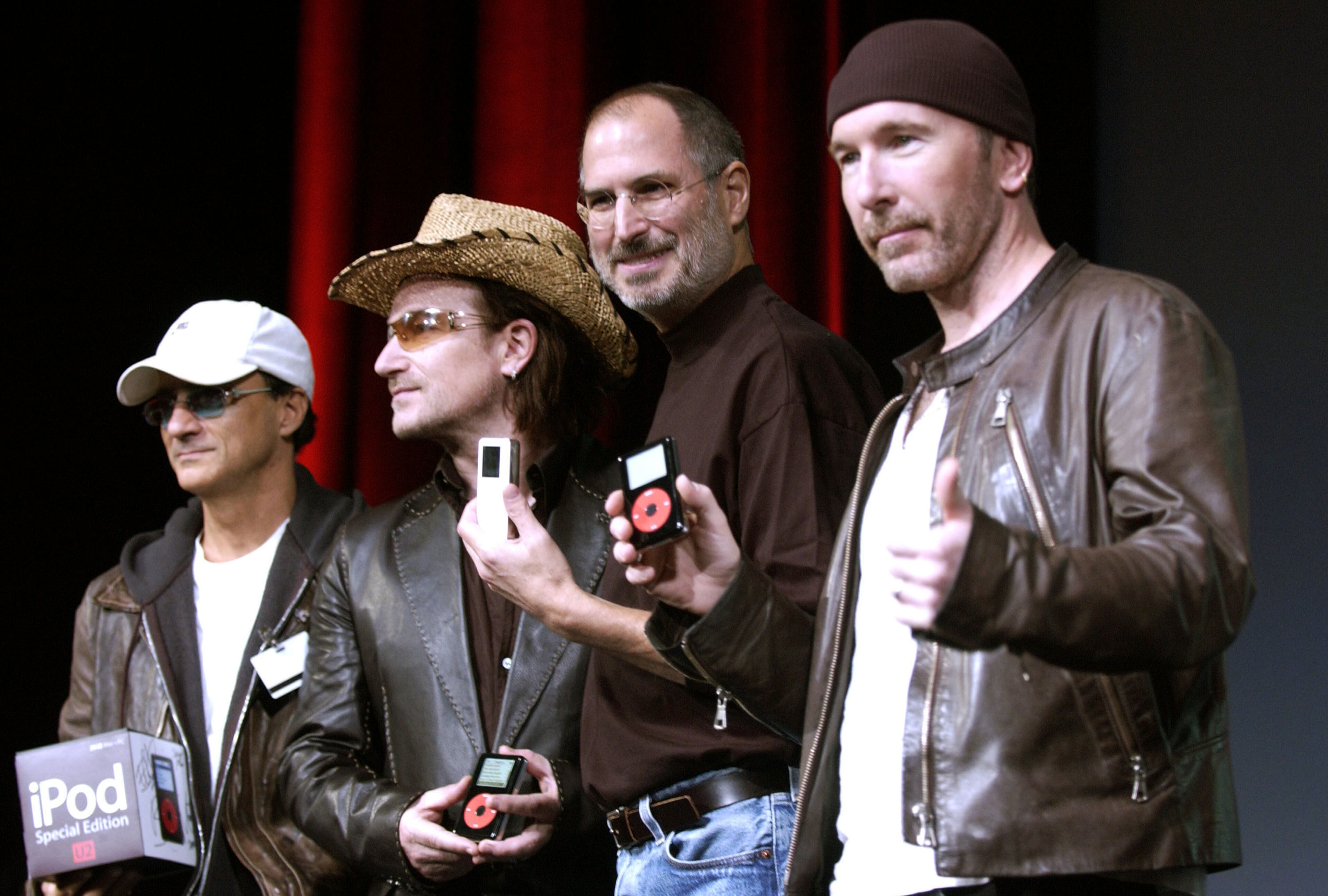 Steve Jobs (2nd-R) of Apple Computer poses with Interscope Geffen A&M Records Chairman Jimmy Iovine (L) Bono (2nd-L) and The Edge (R) of U2 at a celebration of the release of a new Apple iPod family of products at the California Theatre on October 26, 2004 in San Jose, California. (Photo by Tim Mosenfelder/Getty Images)