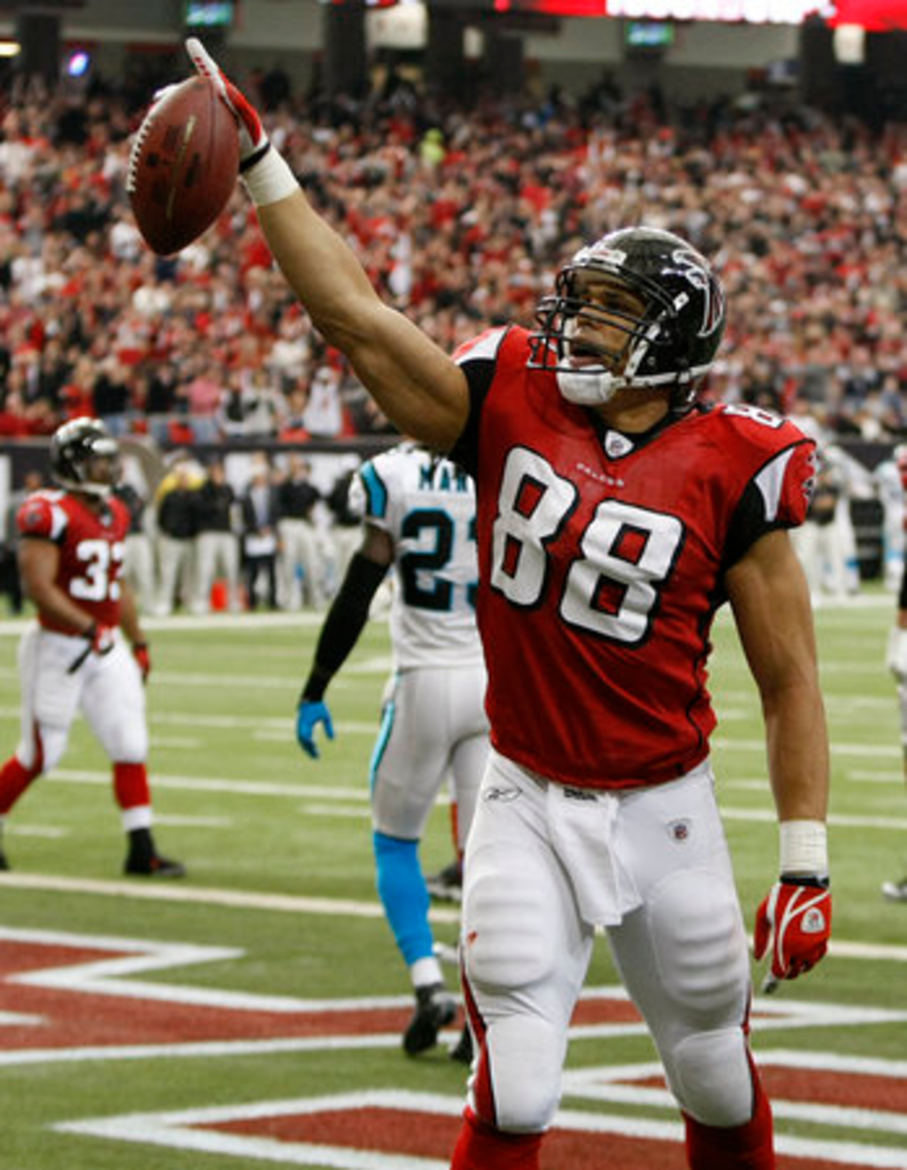 Tony Gonzalez, TE: The future Hall of Famer became the first NFL tight end to reach 1,000 receptions by catching a 20-yard pass from Matt Ryan in Week 1 against Pittsburgh. Acquired from Kansas City via trade in 2009, Gonzalez has 70 catches for 656 yards and 6 touchdowns this season.