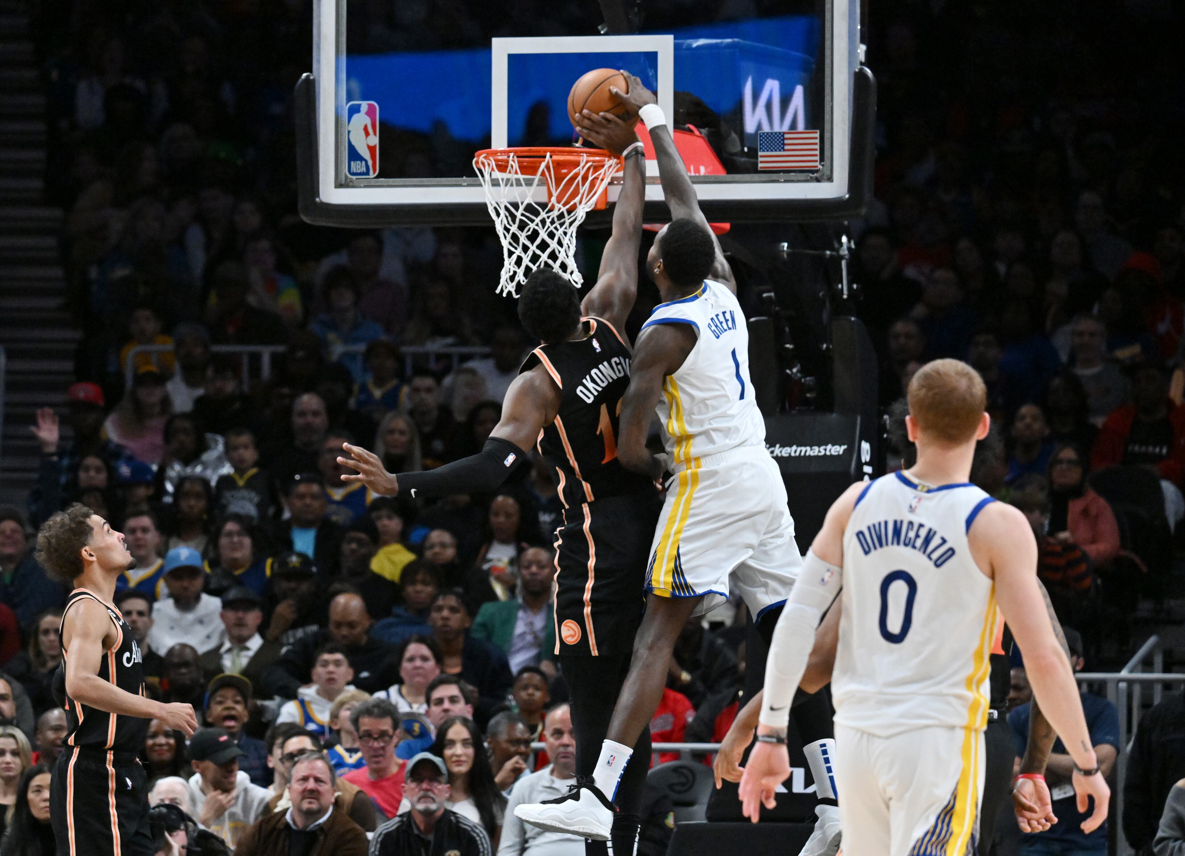Atlanta Hawks' forward Onyeka Okongwu (17) blocks a shot by Golden State Warriors' forward JaMychal Green (1). (Hyosub Shin / Hyosub.Shin@ajc.com)