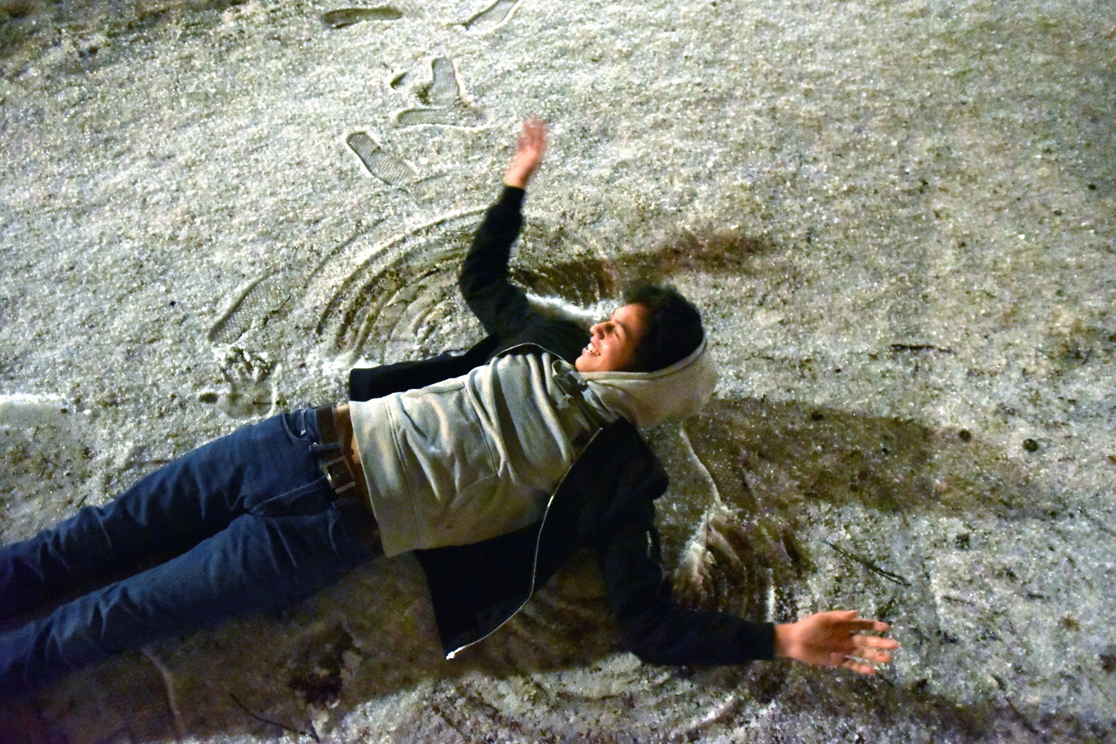 January 6, 2017 Suwanee - Mark Castillo plays as a wintry mix of sleet, rain and snow is falling in Suwanee Town Center Park Friday night, January 6, 2017. The winter storm could bring 3 to 4 inches of snow accumulation in the county, officials said. HYOSUB SHIN / HSHIN@AJC.COM