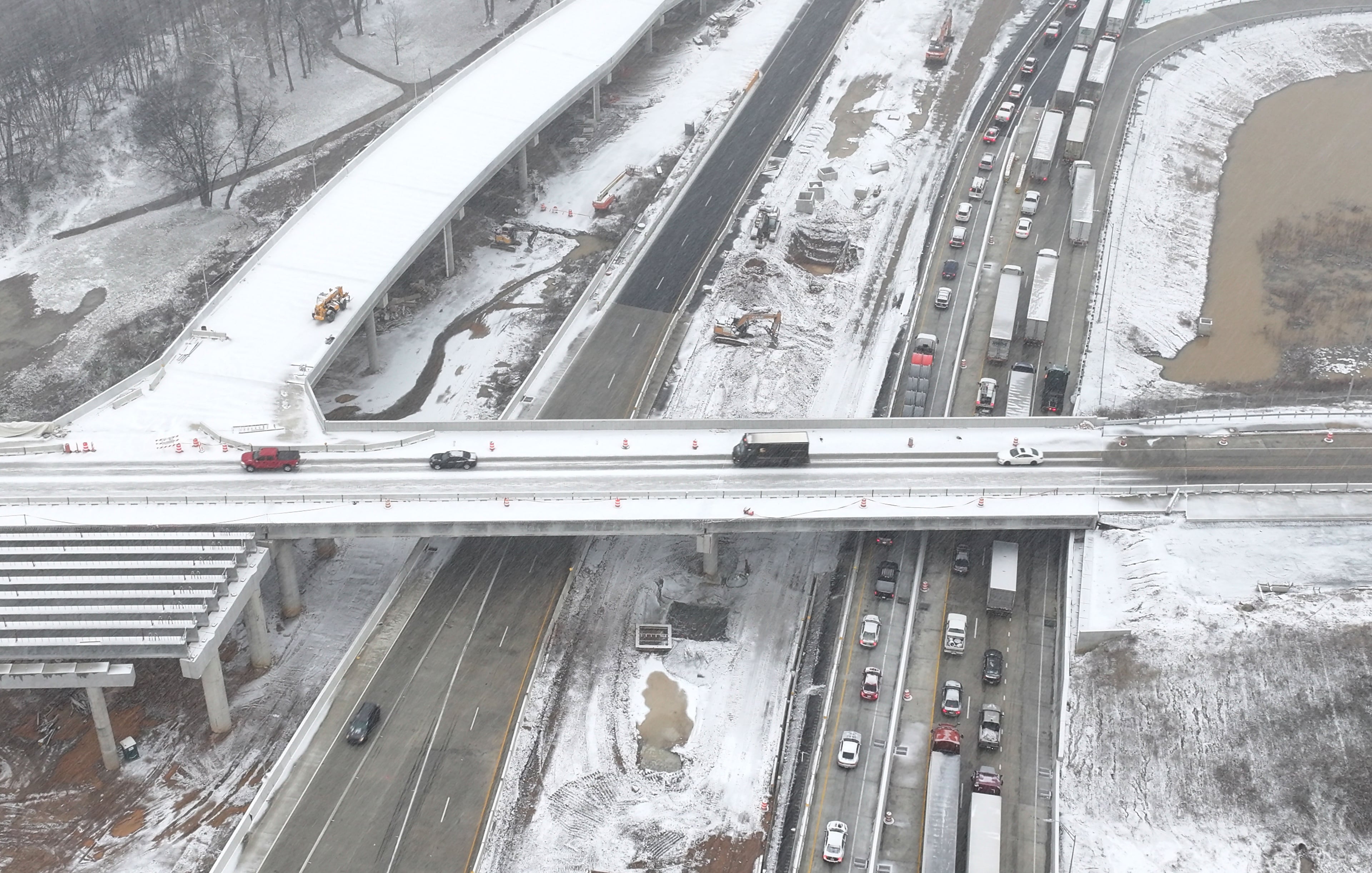 Snow begins to cover the ground as traffic backs up on I-85 north bound, Tuesday, January 21, 2025 in Macon. Snow began falling in Atlanta and across Middle and South Georgia on Tuesday afternoon and quickly started accumulating in some areas. The National Weather Service expanded its winter storm warning to encompass Atlanta and some counties north of the city. (Hyosub Shin / AJC)