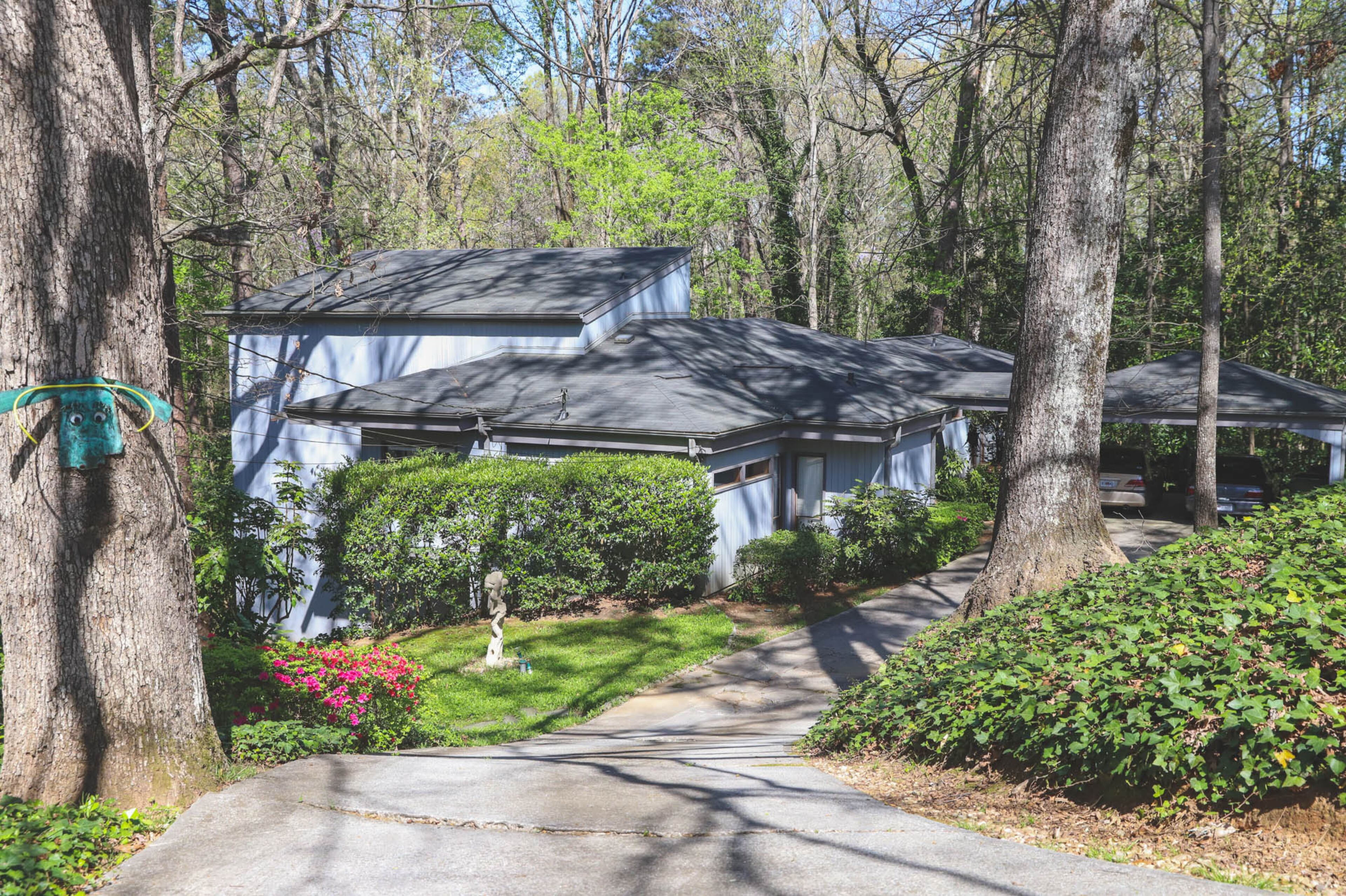 Paul and Carol Muldawer built their home in 1965 with Paul as the architect. They designed their home to function as their family grew and grew older, with a children’s wing and a parent’s wing that are connected by the dining room. The house is 4,000 square feet with four bedrooms and three bathrooms. Text by Shannon Dominy/Photo by Reynolds Rogers