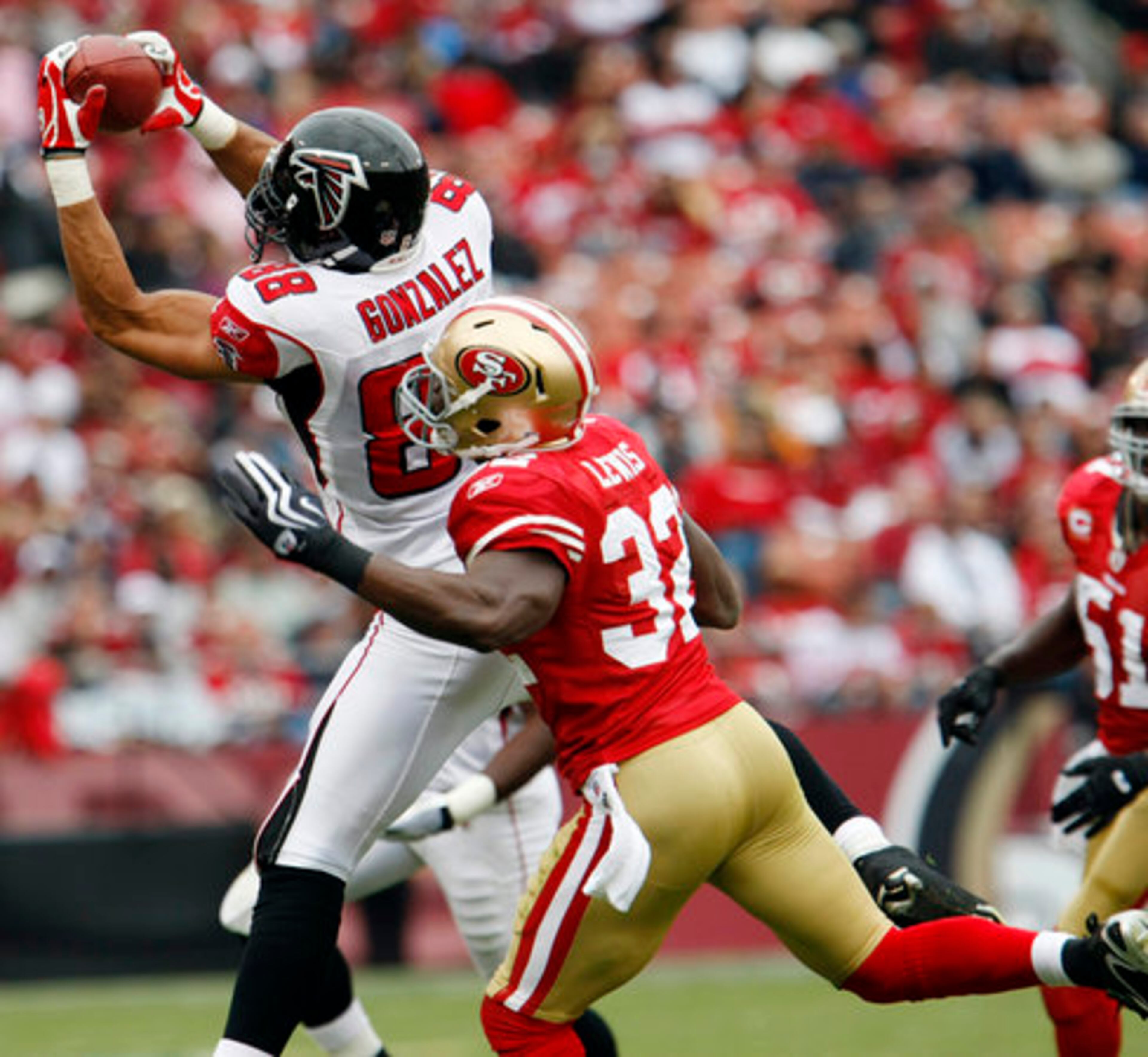 Falcons tight end Tony Gonzalez (88) catches a pass in front of 49ers safety Michael Lewis.