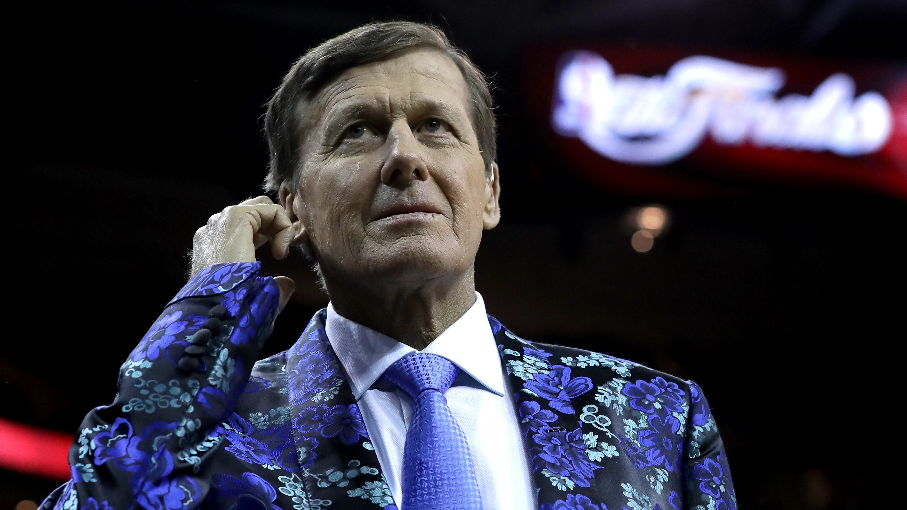 CLEVELAND, OH - JUNE 16: Legendary TNT sideline reporter Craig Sager talks with Game 6 of the 2016 NBA Finals between the Cleveland Cavaliers and the Golden State Warriors at Quicken Loans Arena on June 16, 2016 in Cleveland, Ohio. Sager is on a one game assignment for ESPN. NOTE TO USER: User expressly acknowledges and agrees that, by downloading and or using this photograph, User is consenting to the terms and conditions of the Getty Images License Agreement. (Photo by Ronald Martinez/Getty Images)