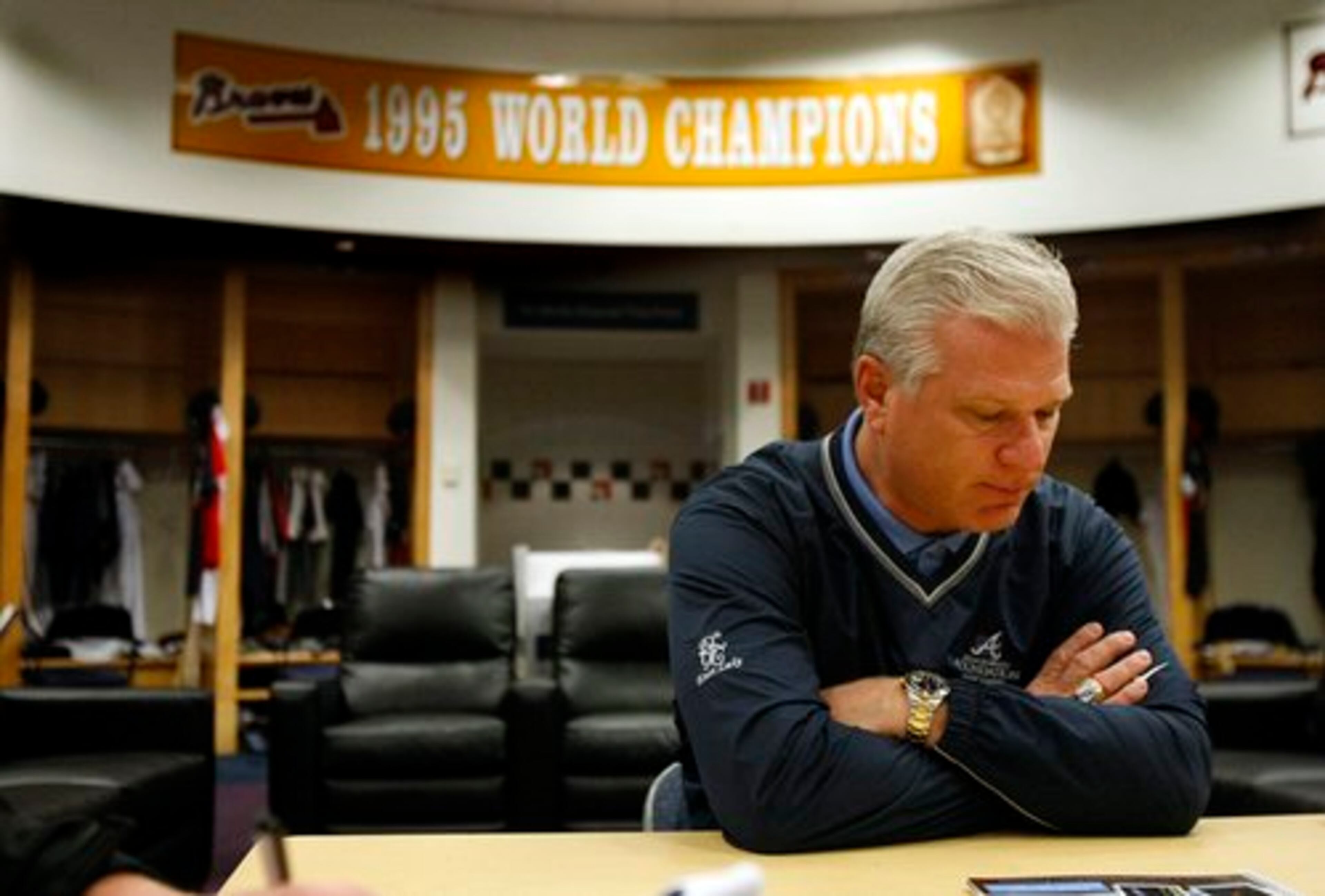 Braves general manager Frank Wren reflects on the 2009 season as players file in to clean out their lockers.