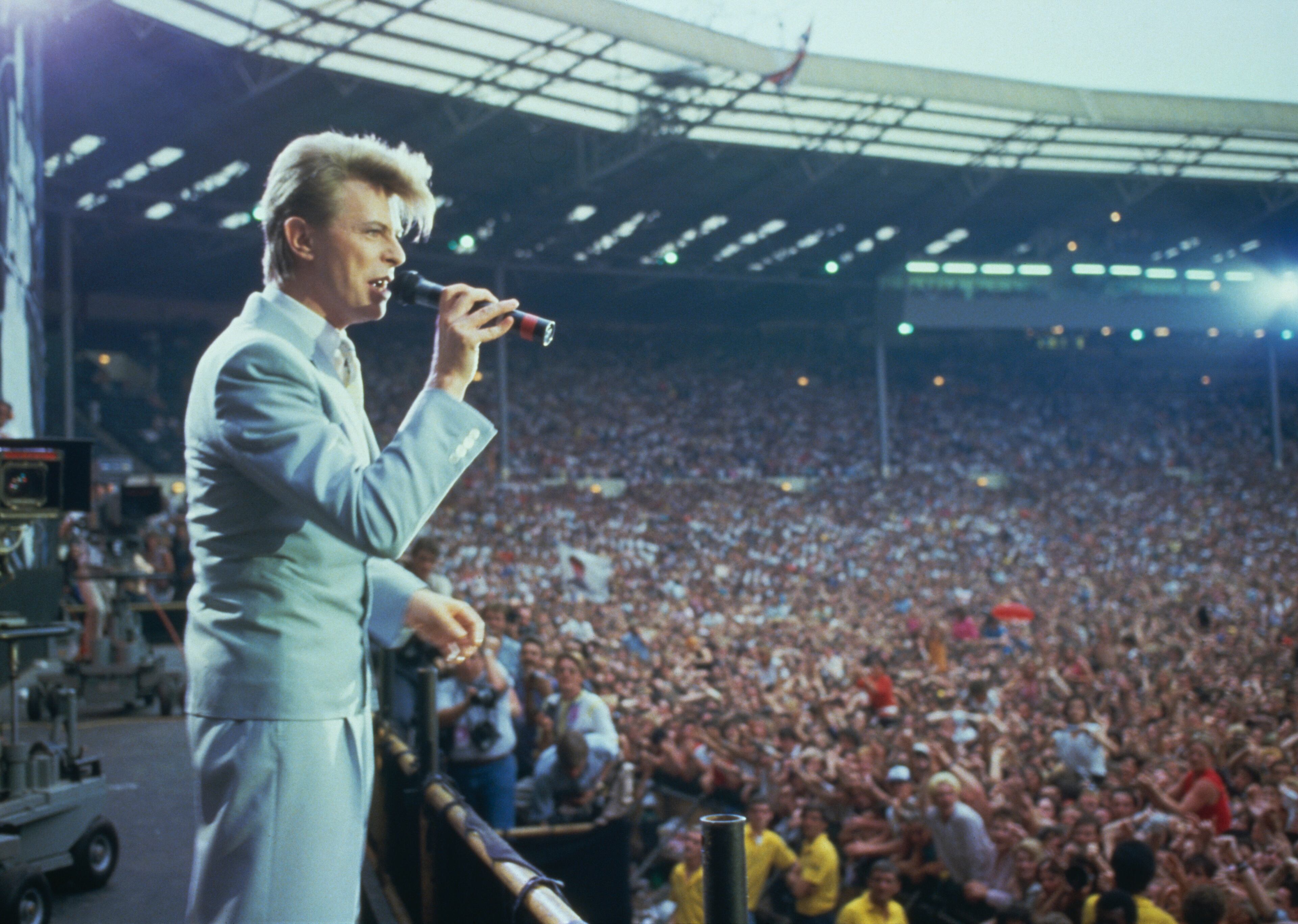 English singer David Bowie performing at the Live Aid concert at Wembley Stadium in London, 13th July 1985. The concert raised funds for famine relief in Ethiopia. (Photo by Georges De Keerle/Getty Images)