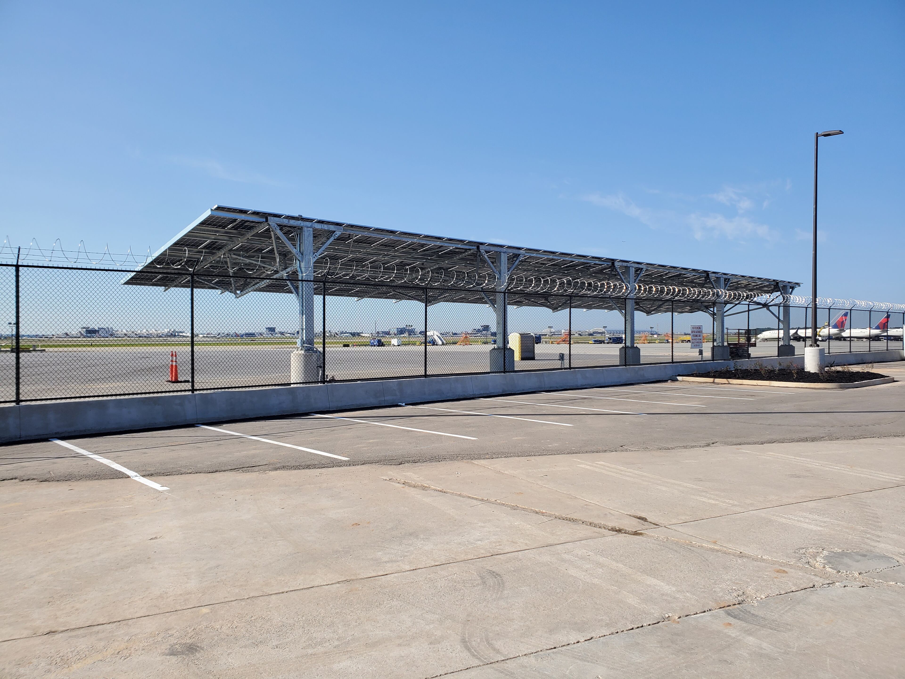 The solar array at Signature Flight Support's location at Hartsfield-Jackson International Airport. Source: Signature Flight Support.