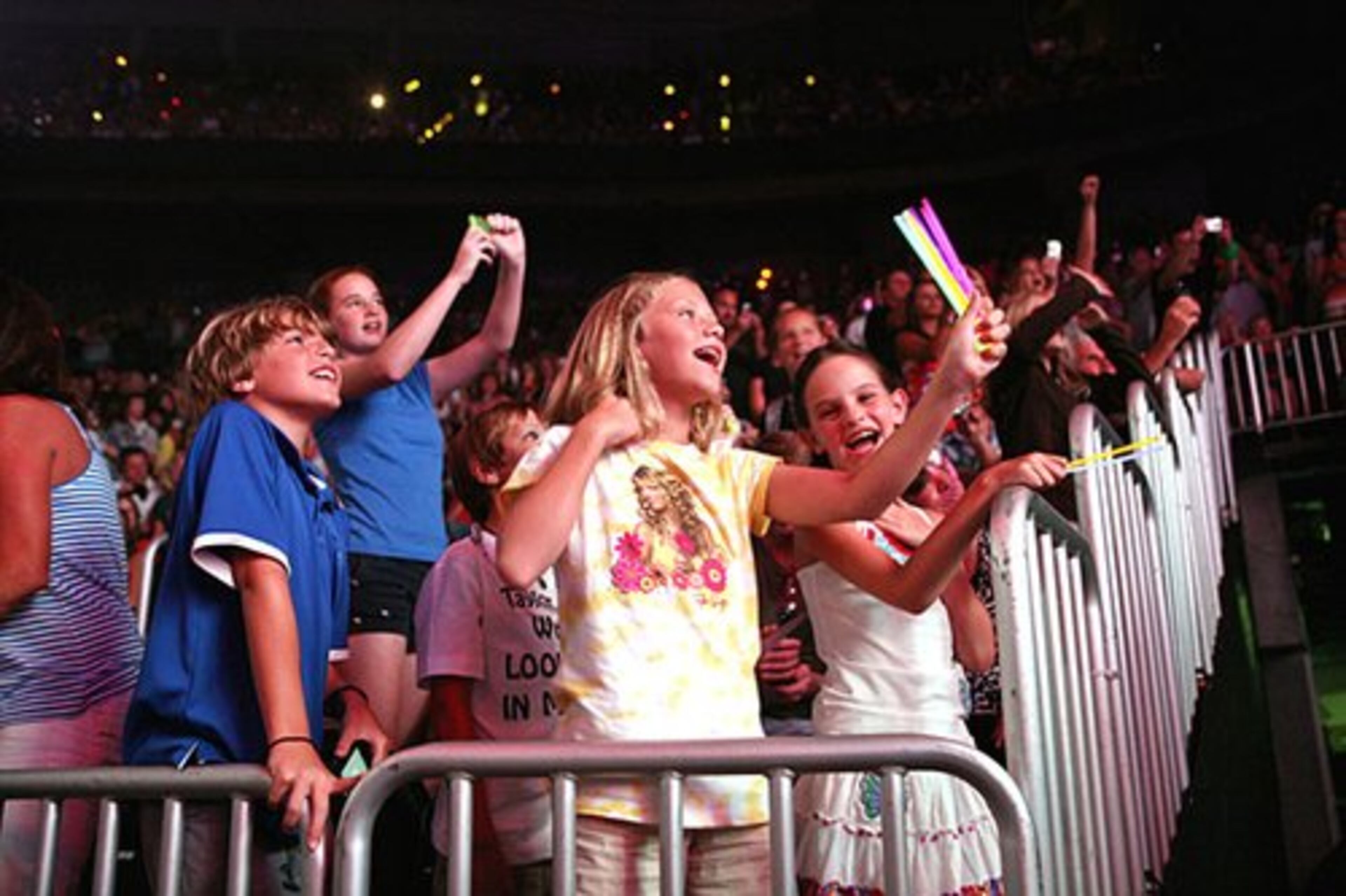These young fans are loving Taylor Swift's performance.