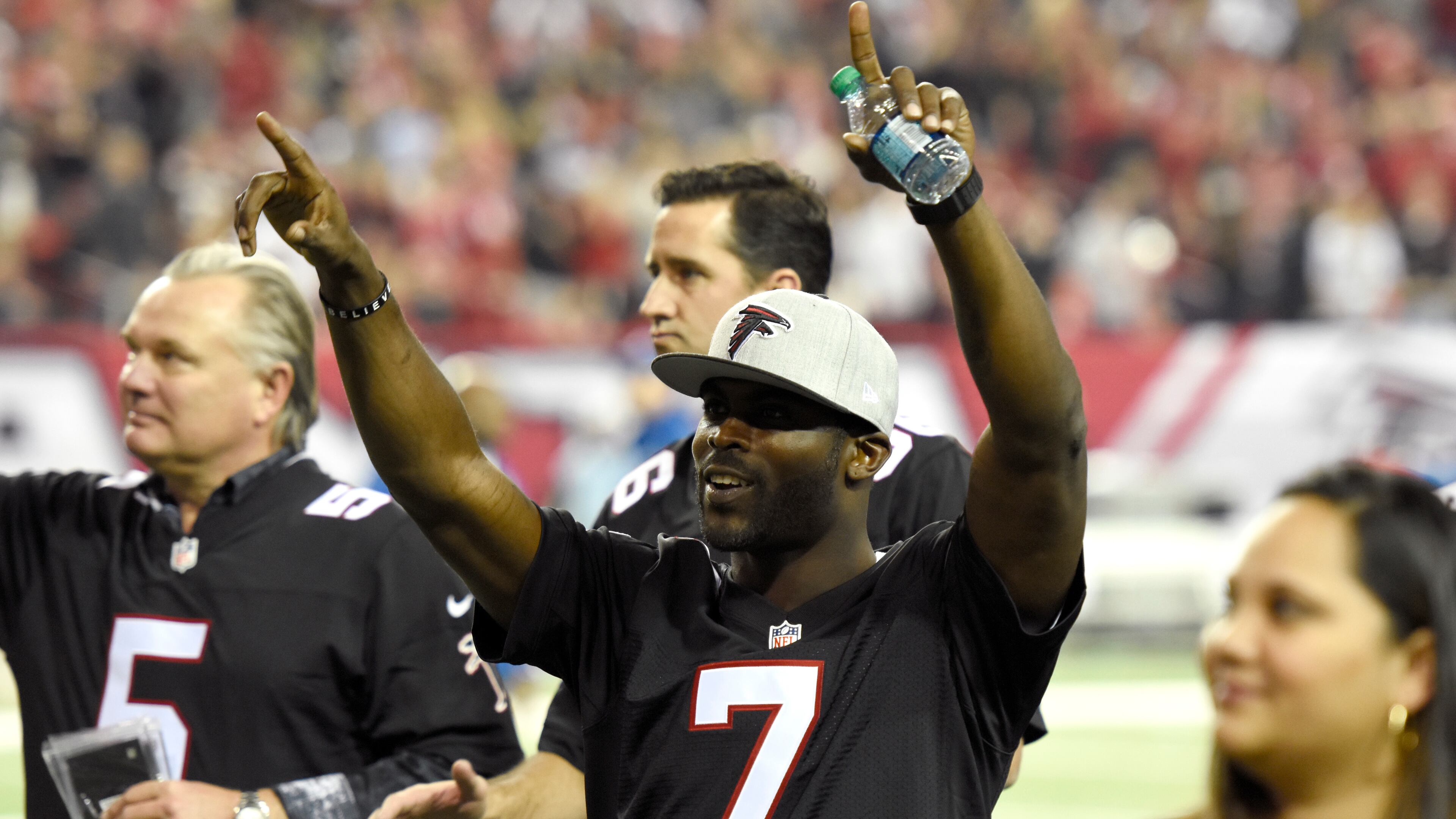 January 1, 2017, Atlanta - Former Falcons quarterback Michael Vick (7) greets fans at the Georgia Dome during the NFL football game against the Saints in Atlanta, Georgia, on Sunday, January 1, 2017. (DAVID BARNES / DAVID.BARNES@AJC.COM)
