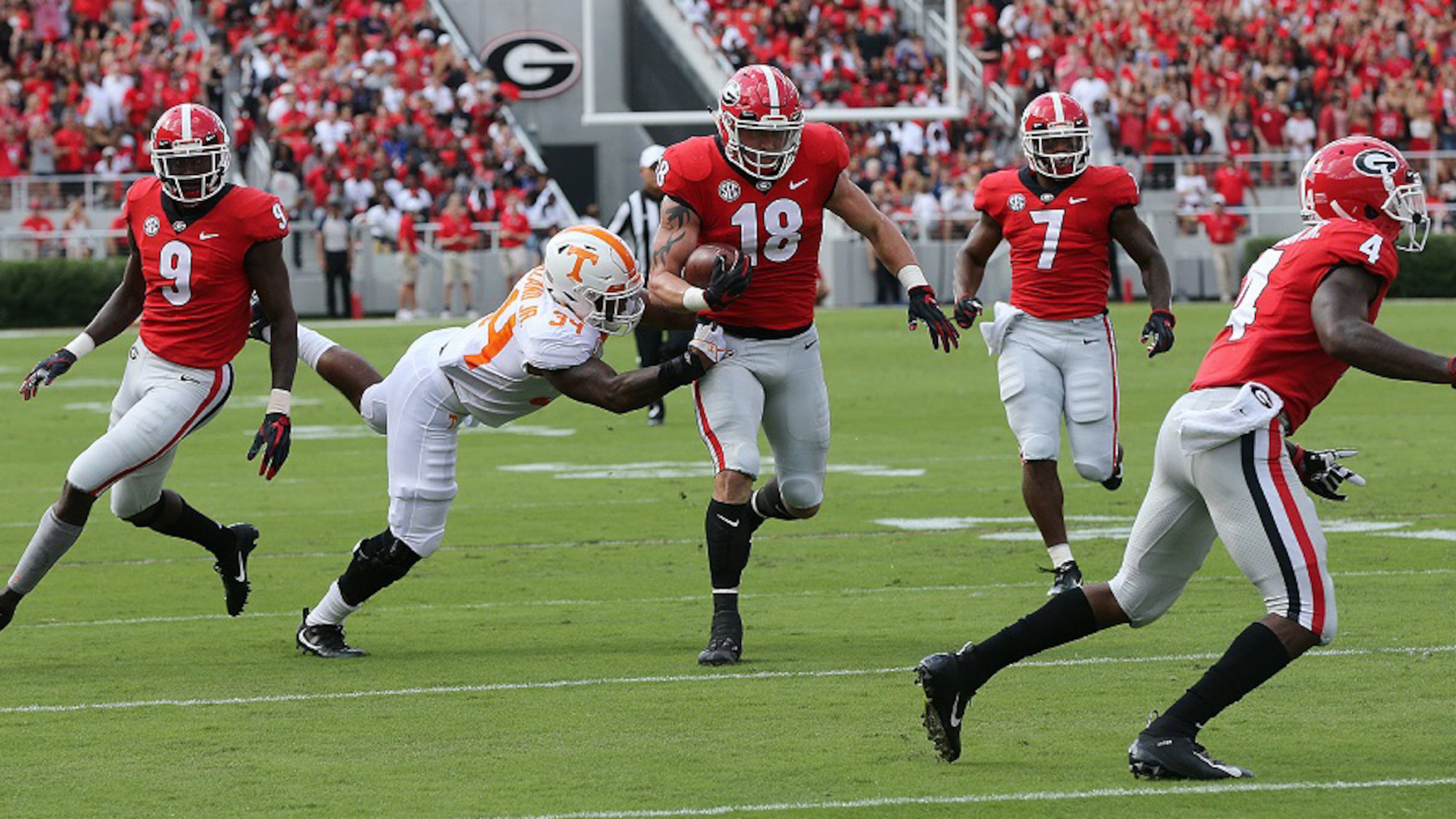 Georgia tight end Isaac Nauta recovers a Jake Fromm fumble and returns it past Tennessee linebacker Darrin Kirkland for a touchdown Saturday, Sept 29, 2018, in Athens. Curtis Compton/ccompton@ajc.com