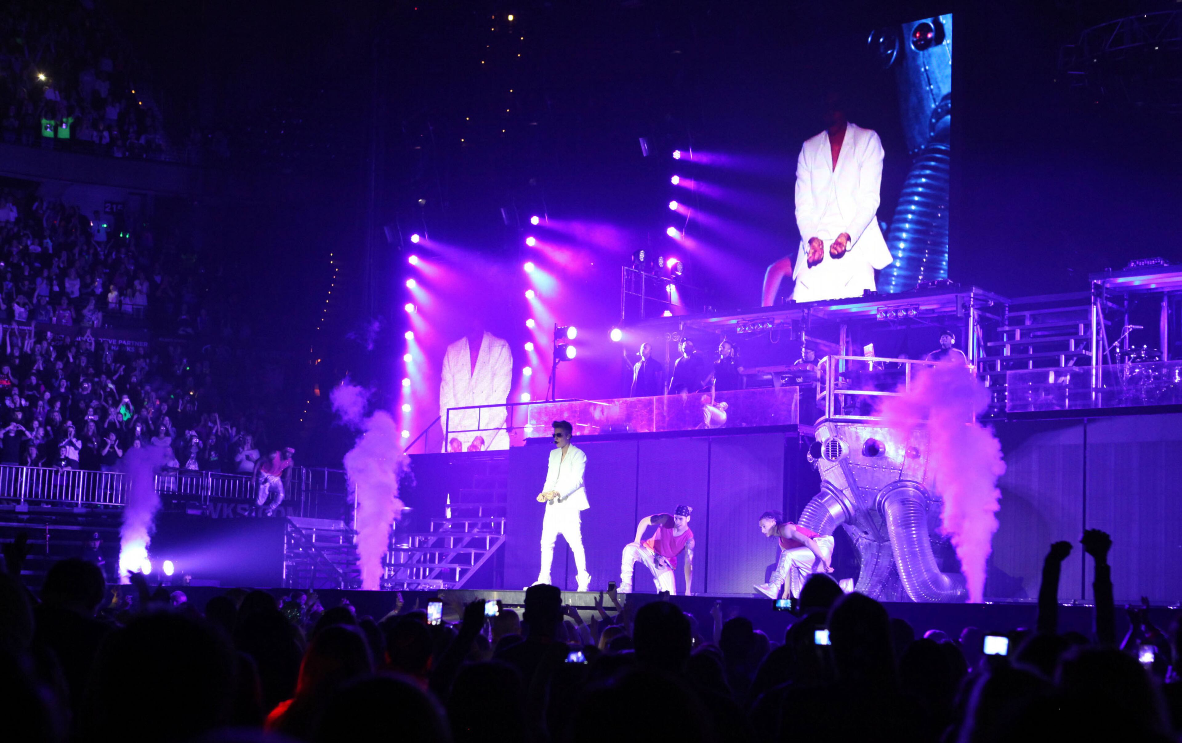 Justin Bieber performs "Catching Feelings."