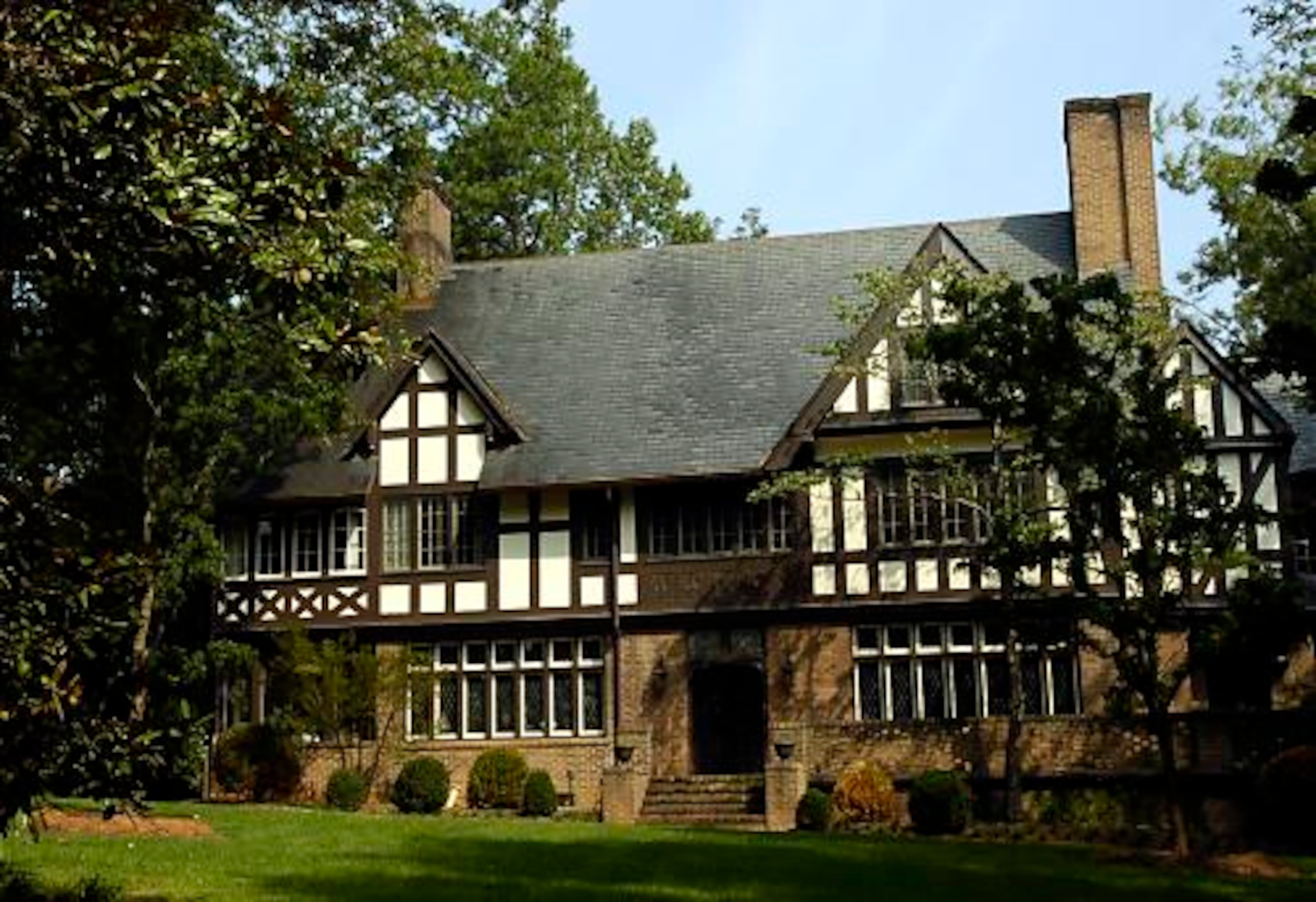 A "clean, elegant look" characterizes Reid homes. "When you had a Neel Reid home, you knew you had arrived," says tour guide Barbara Vogel.